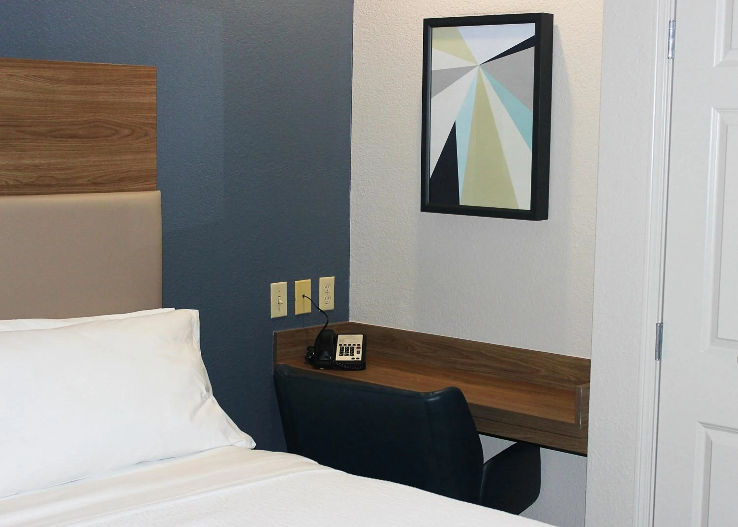 Photo of the whole room, Bed in Candlewood Suites Fayetteville by IHG