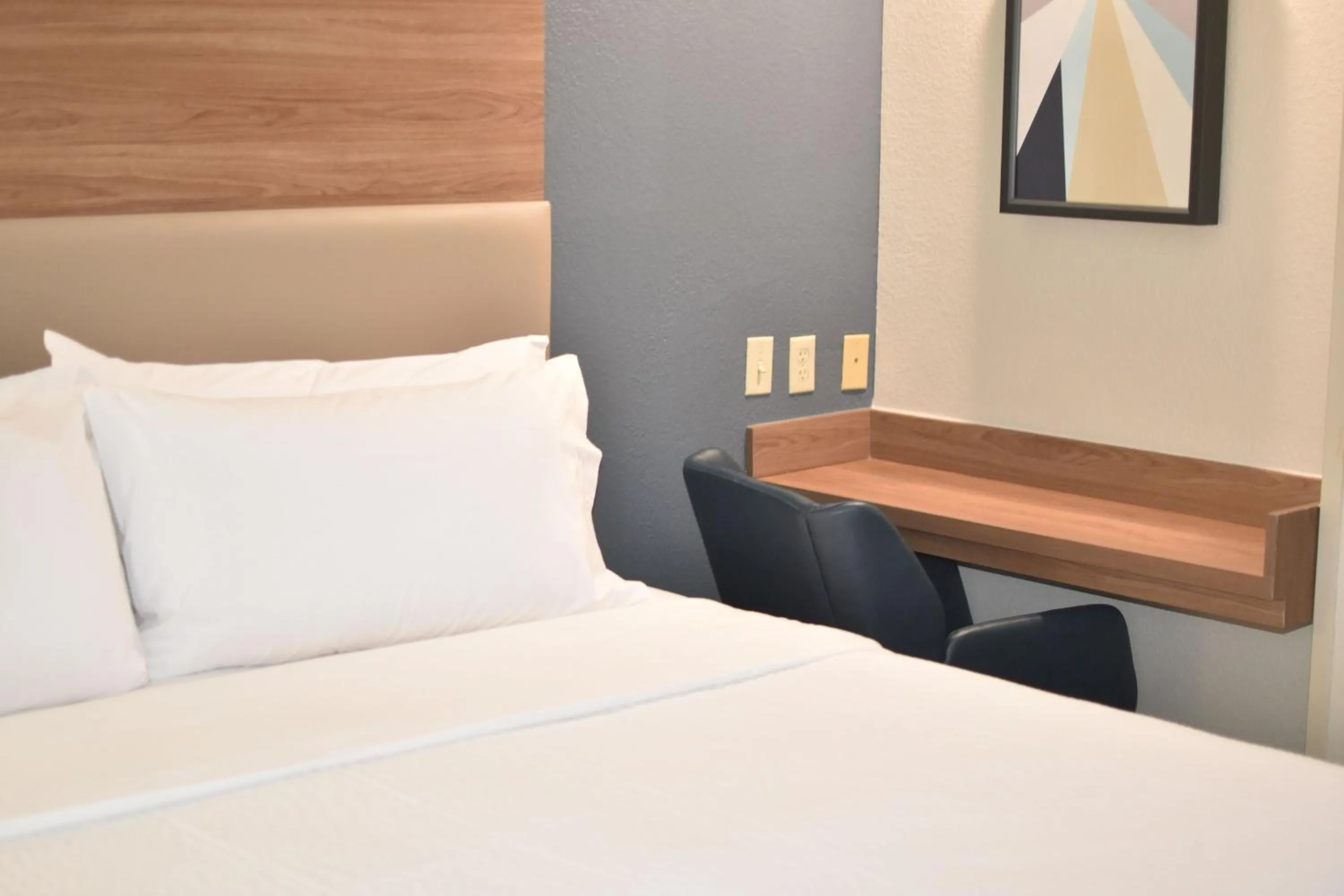 Photo of the whole room, Bed in Candlewood Suites Fayetteville by IHG