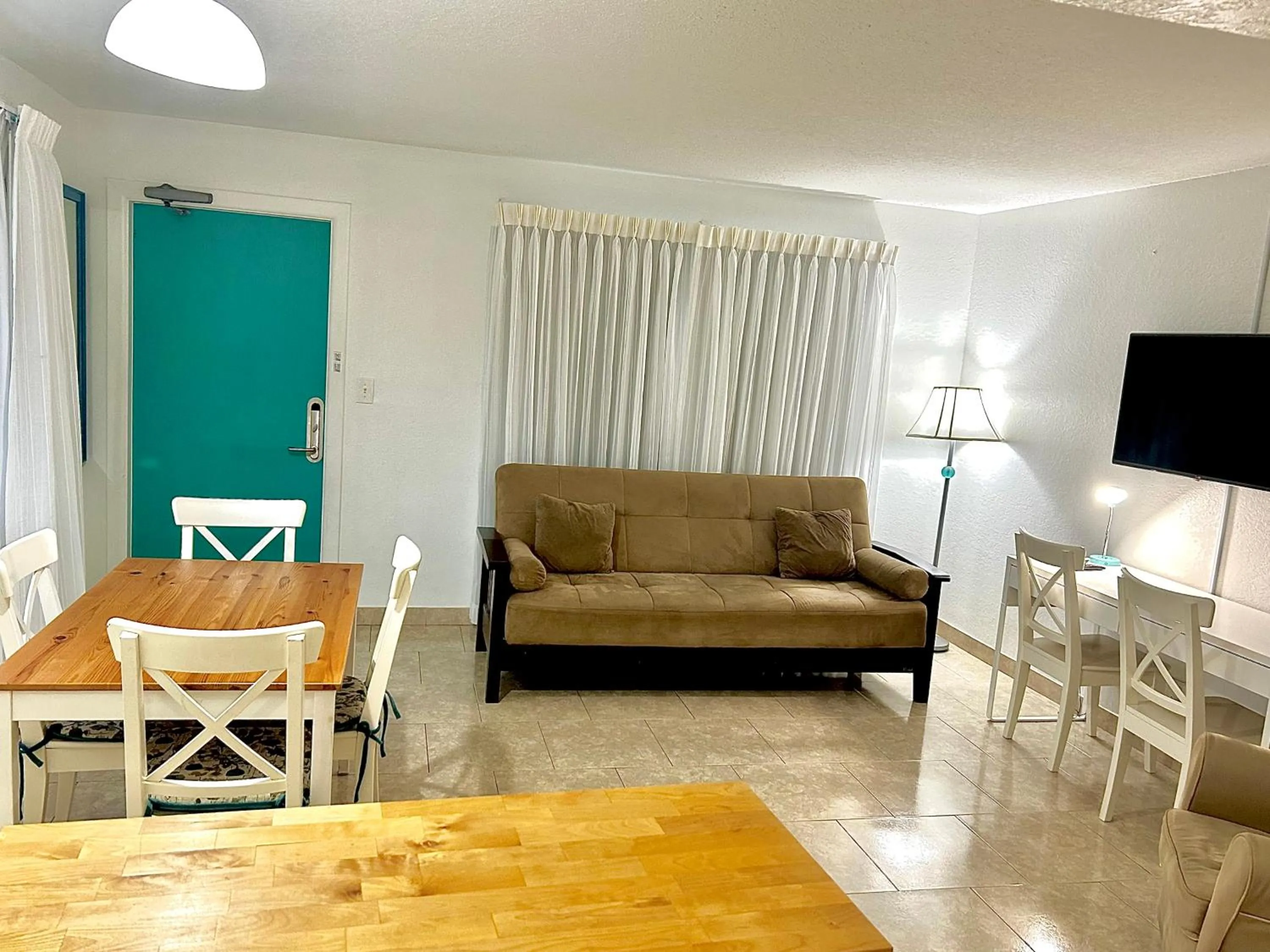 Communal lounge/ TV room in Horizon by the Sea Inn