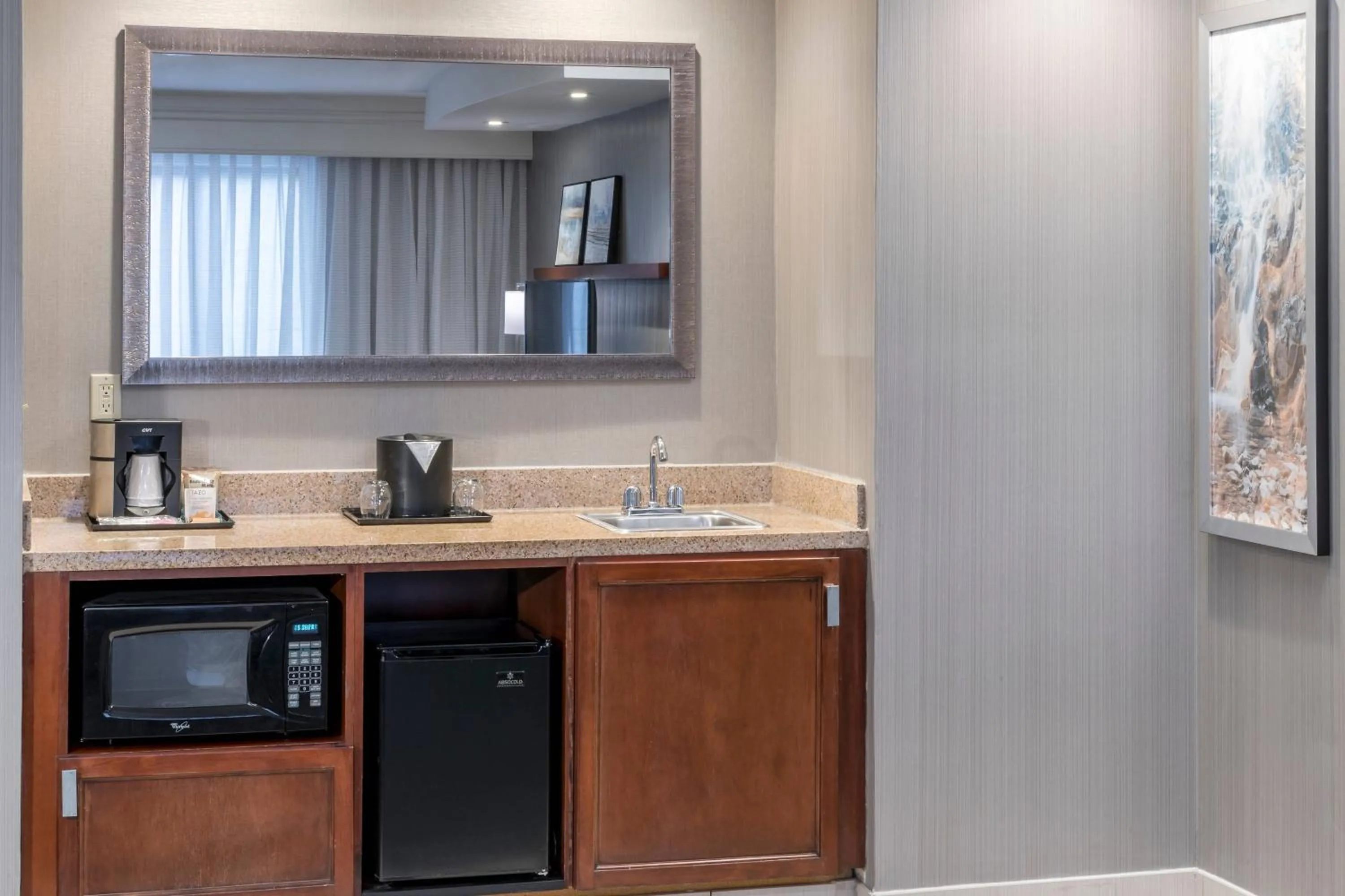 Lounge or bar in Courtyard by Marriott West Orange