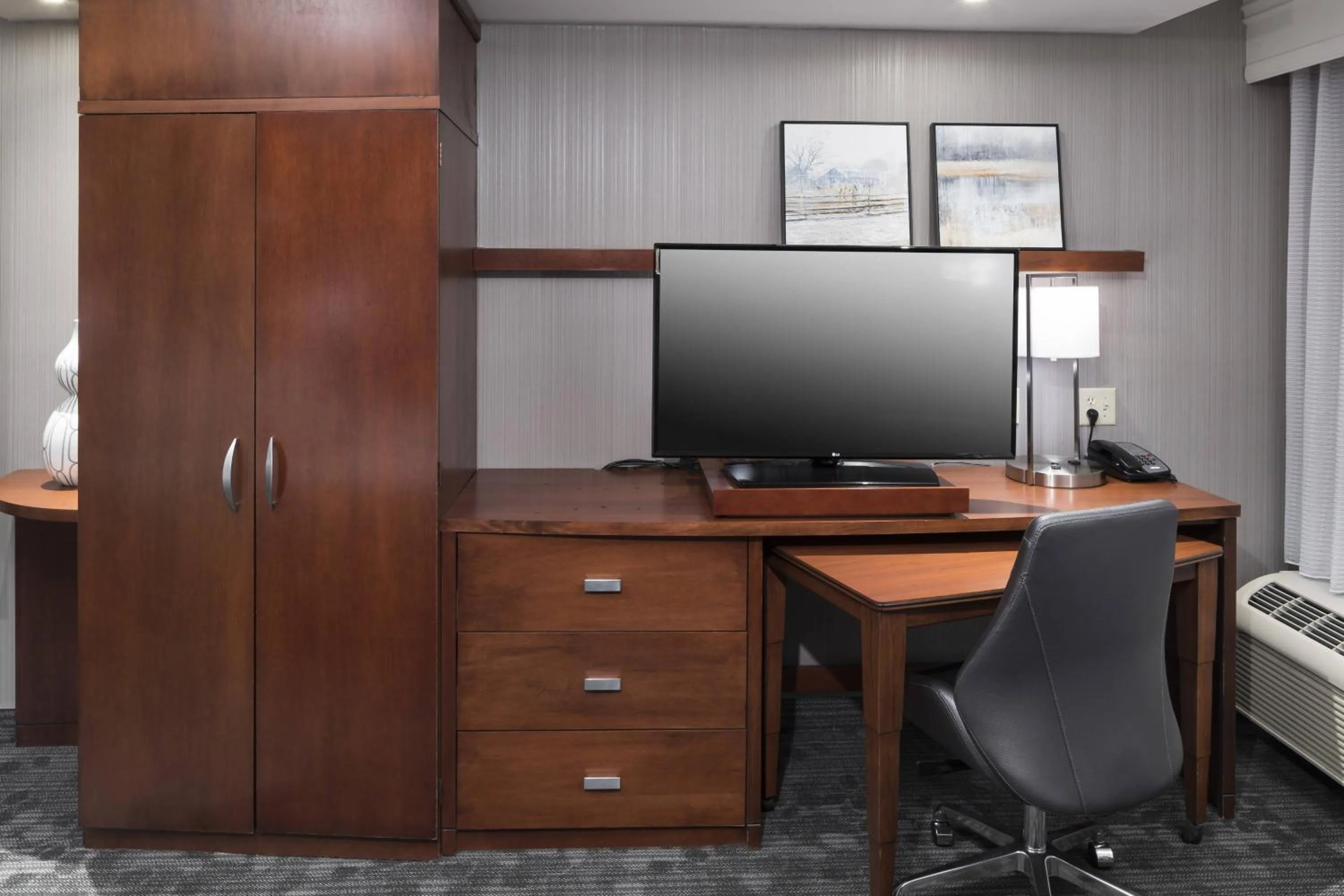 Photo of the whole room in Courtyard by Marriott West Orange