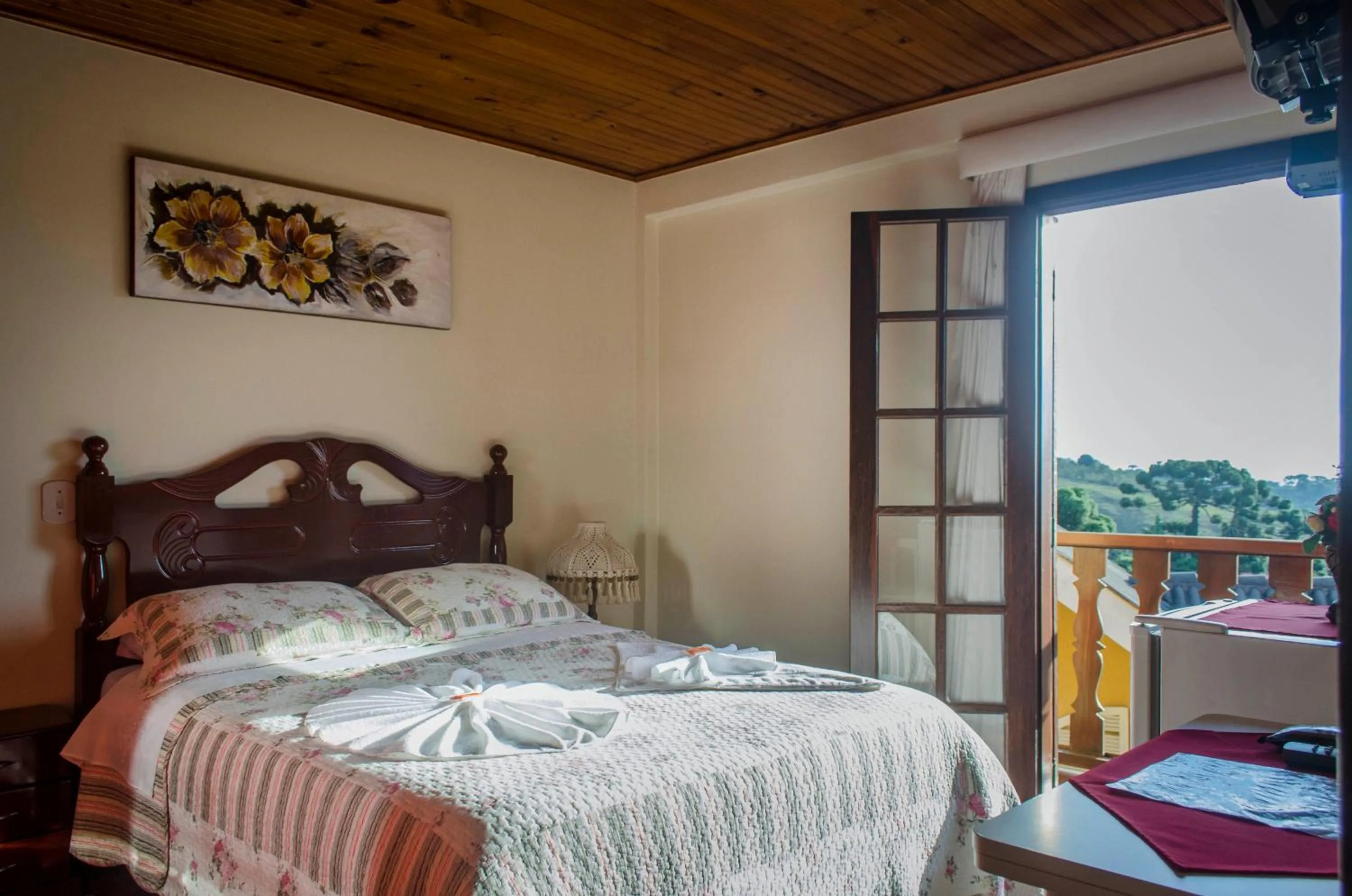Photo of the whole room, Bed in Pousada Heron