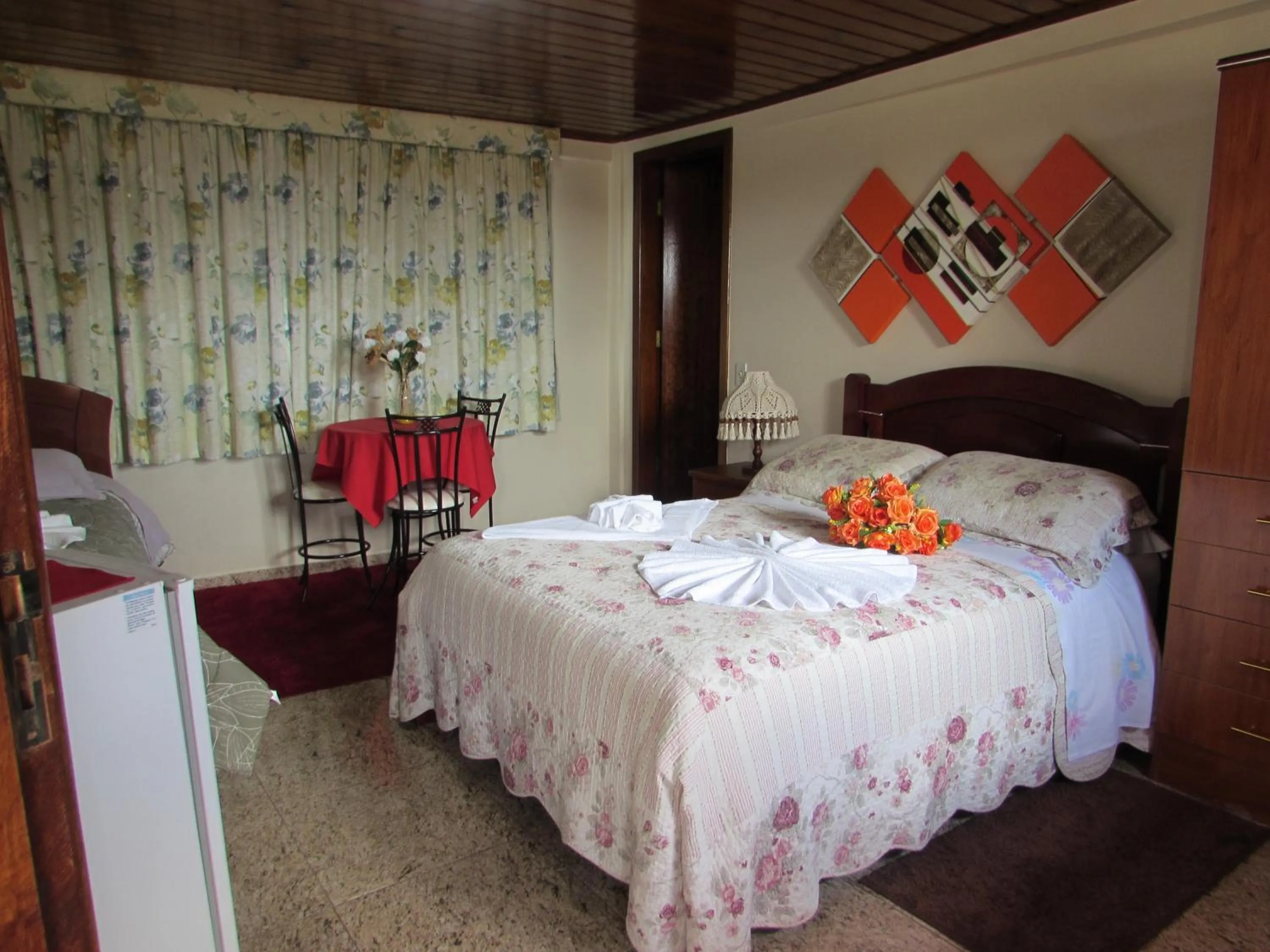 Photo of the whole room, Bed in Pousada Heron