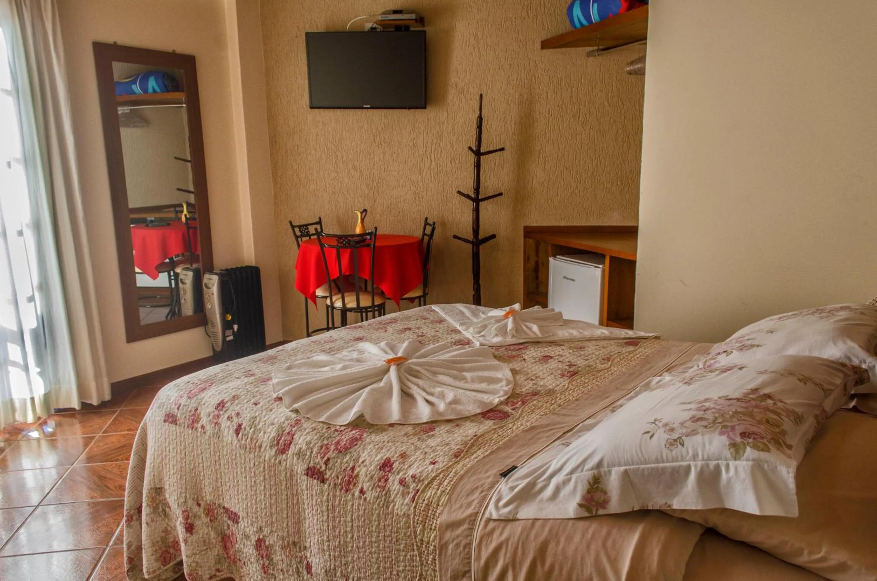 Photo of the whole room, Bed in Pousada Heron
