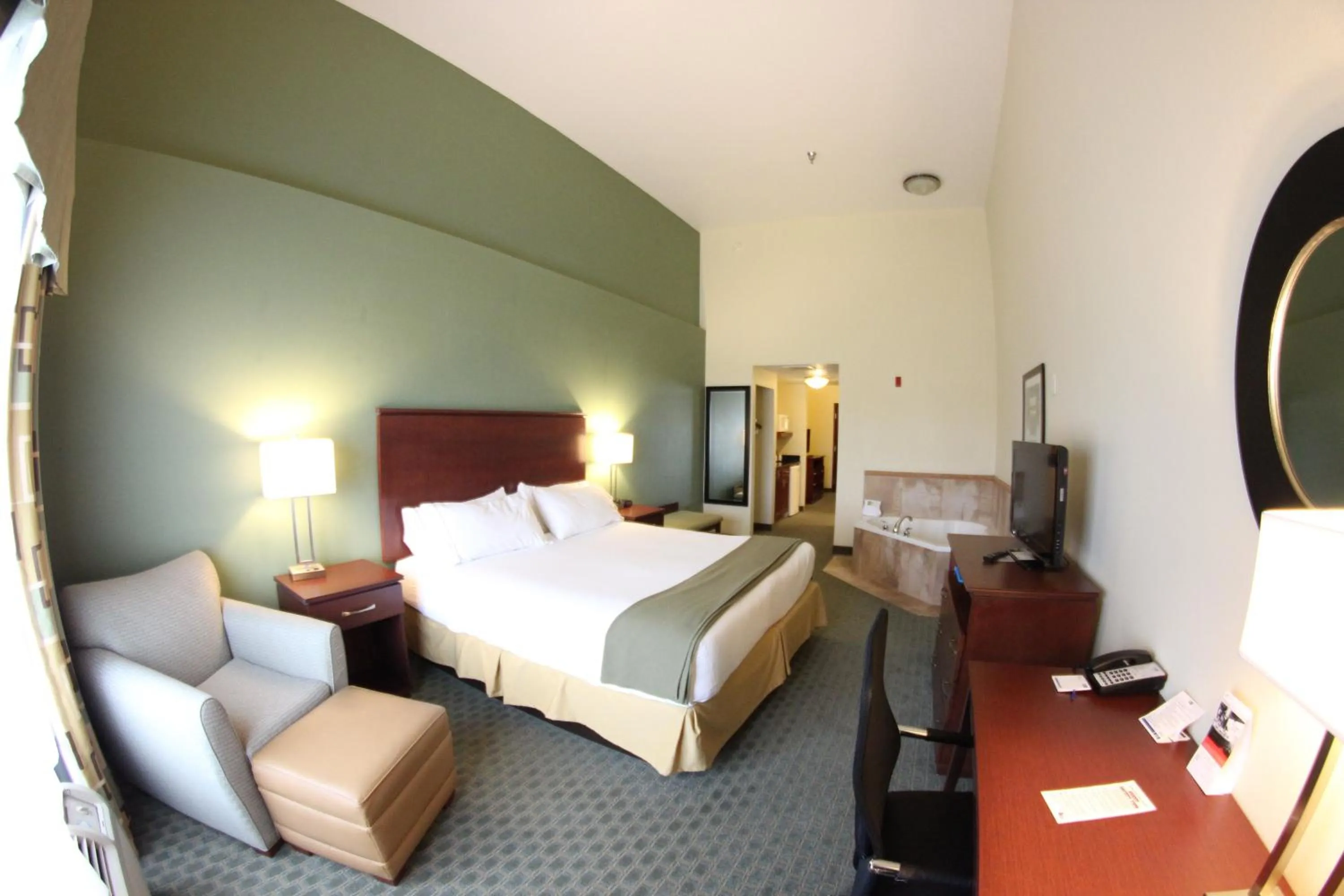 Photo of the whole room, Bed in Holiday Inn Express & Suites Cocoa by IHG