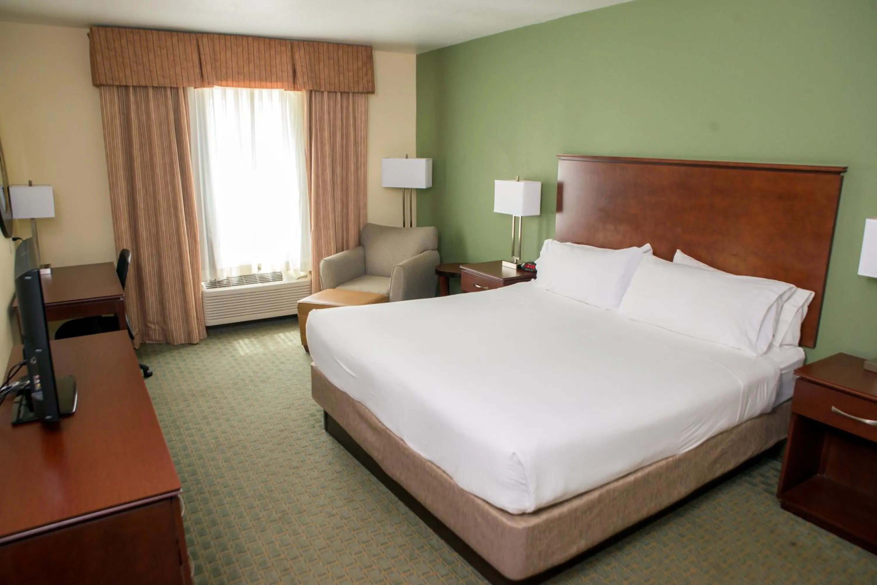 Photo of the whole room, Bed in Holiday Inn Express & Suites Cocoa by IHG