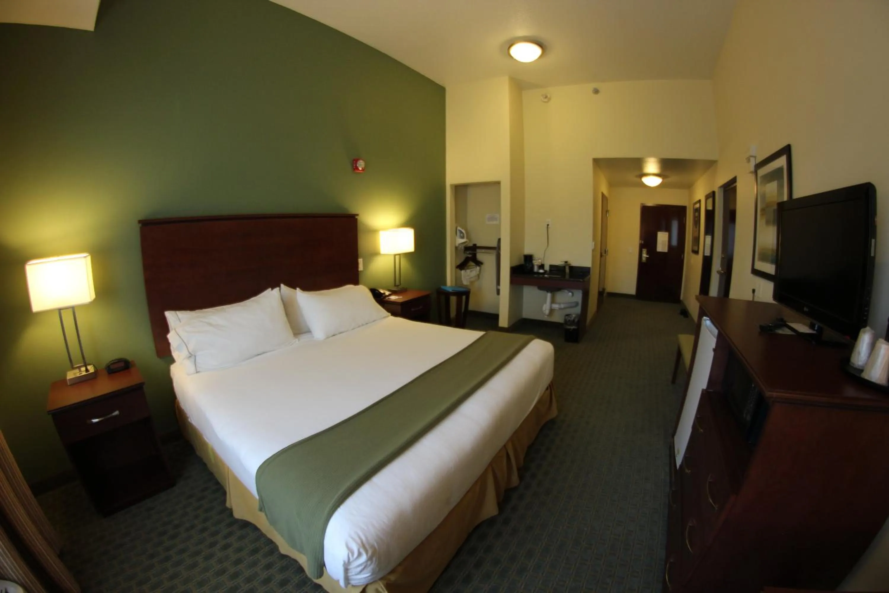 Photo of the whole room, Bed in Holiday Inn Express & Suites Cocoa by IHG