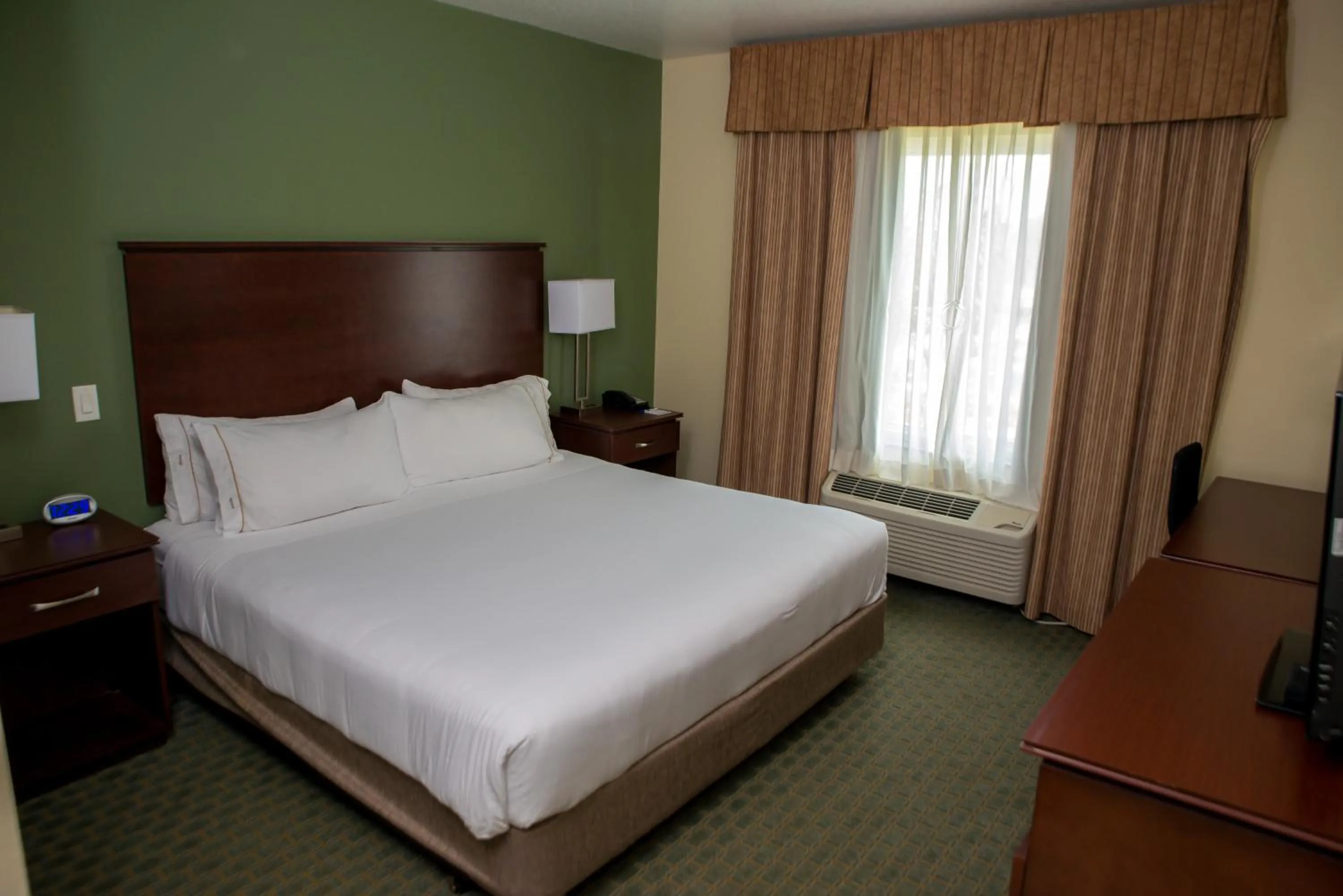 Photo of the whole room, Bed in Holiday Inn Express & Suites Cocoa by IHG