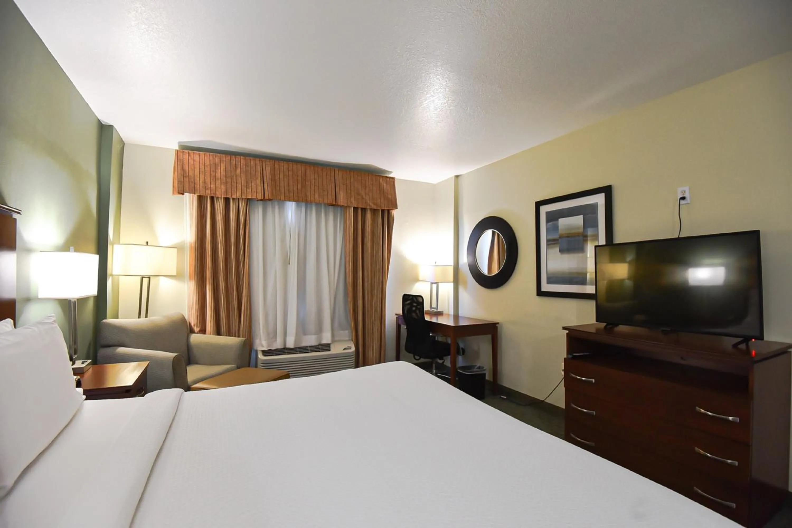 Photo of the whole room, Bed in Holiday Inn Express & Suites Cocoa by IHG
