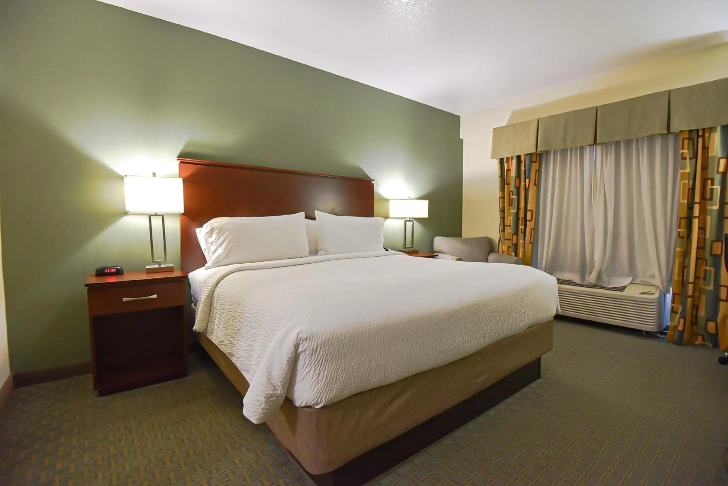 Photo of the whole room, Bed in Holiday Inn Express & Suites Cocoa by IHG