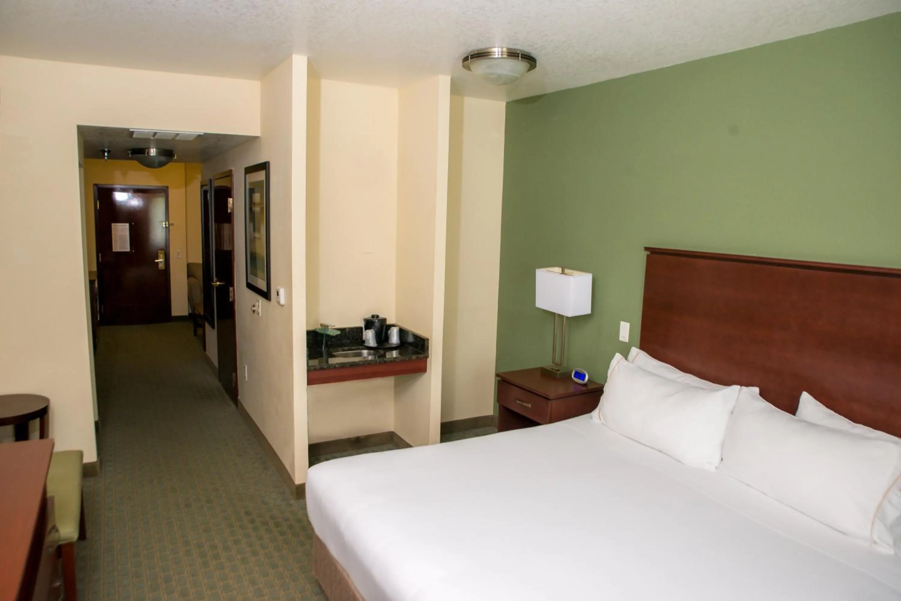 Photo of the whole room, Bed in Holiday Inn Express & Suites Cocoa by IHG