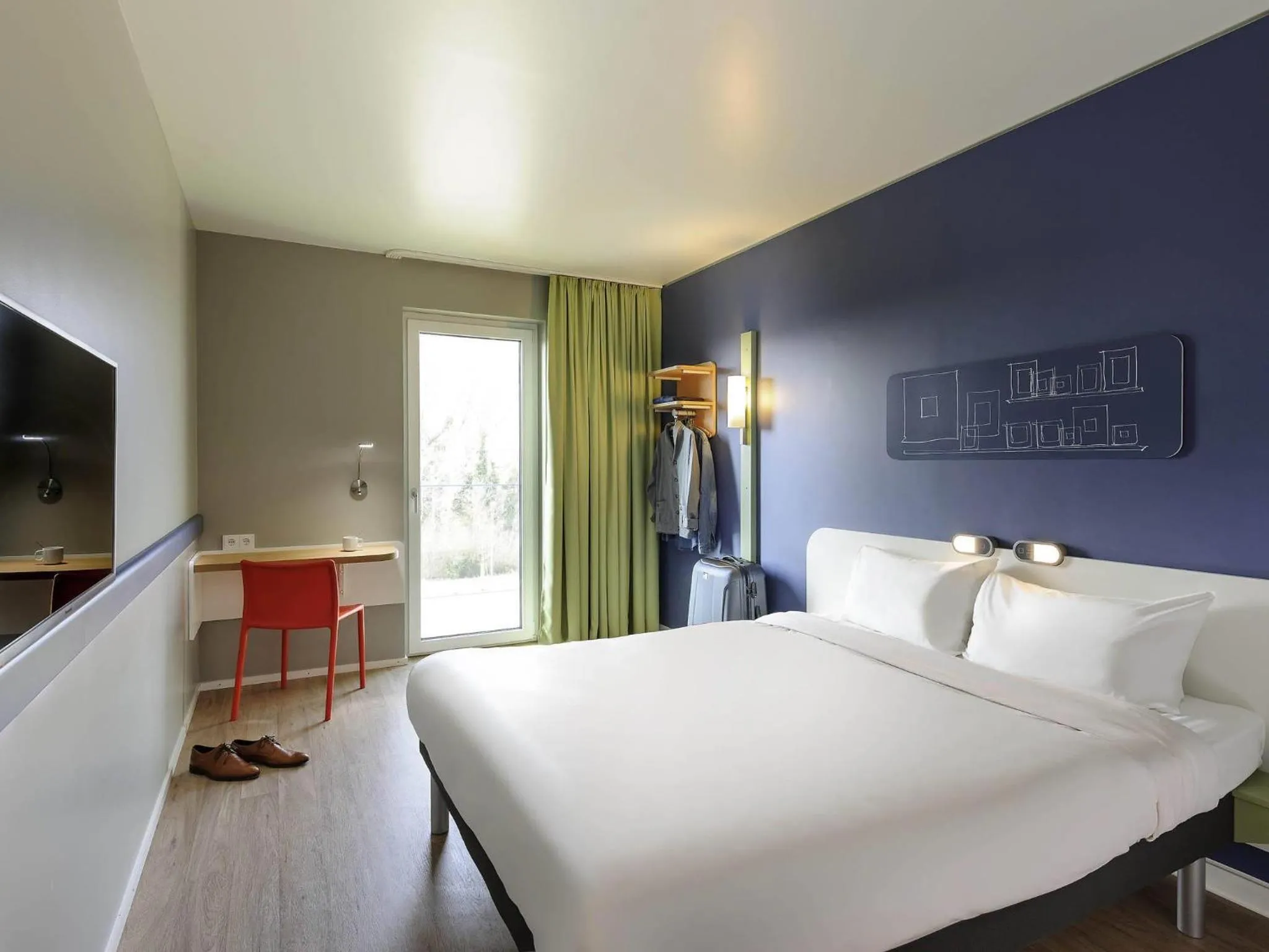 Bedroom, Bed in ibis budget Konstanz