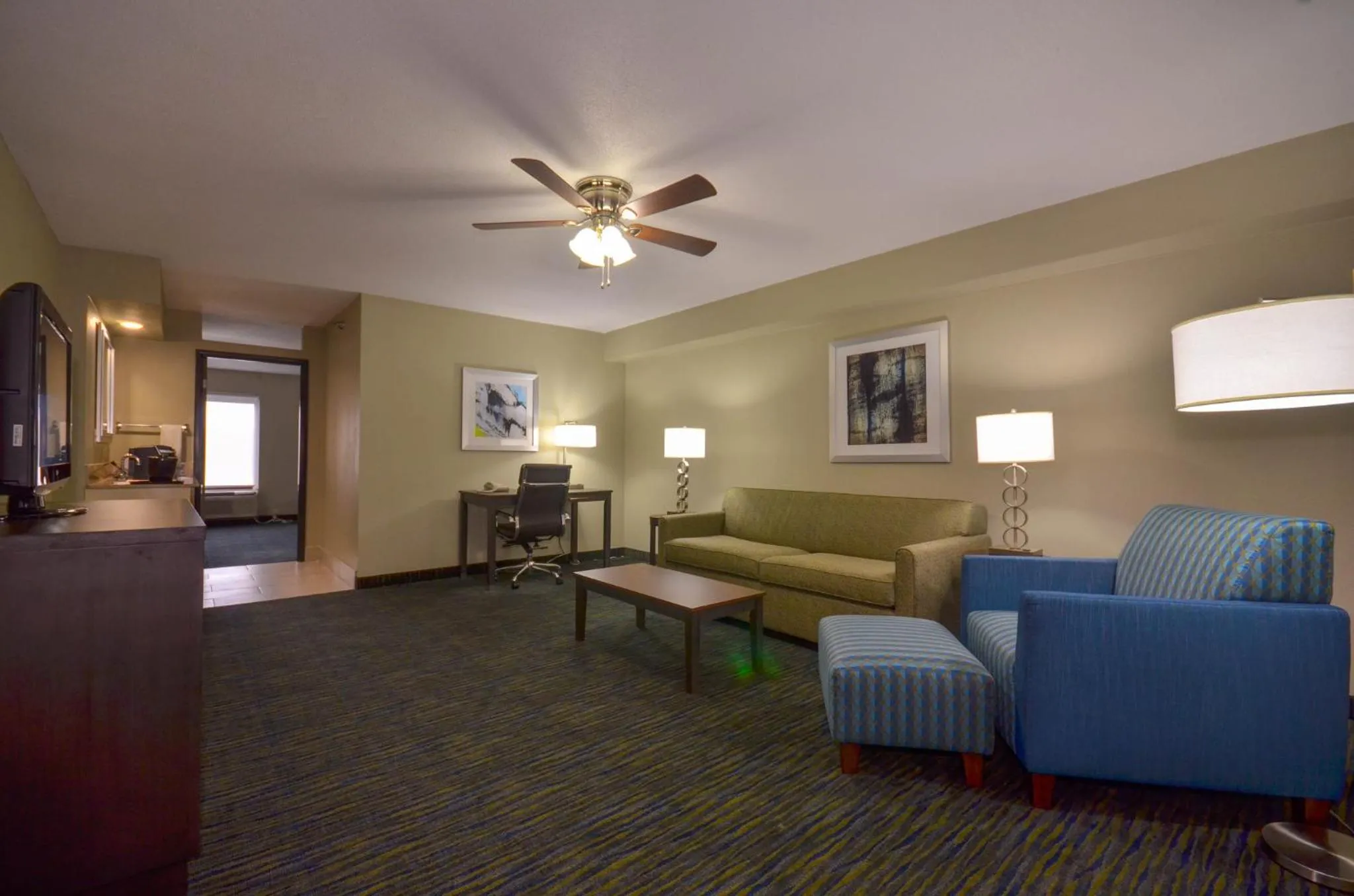 Photo of the whole room in Holiday Inn Express & Suites Fayetteville University of Arkansas Area by IHG