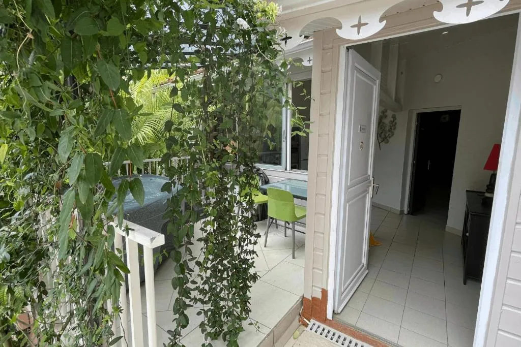 Facade/entrance in Redoute Paradise