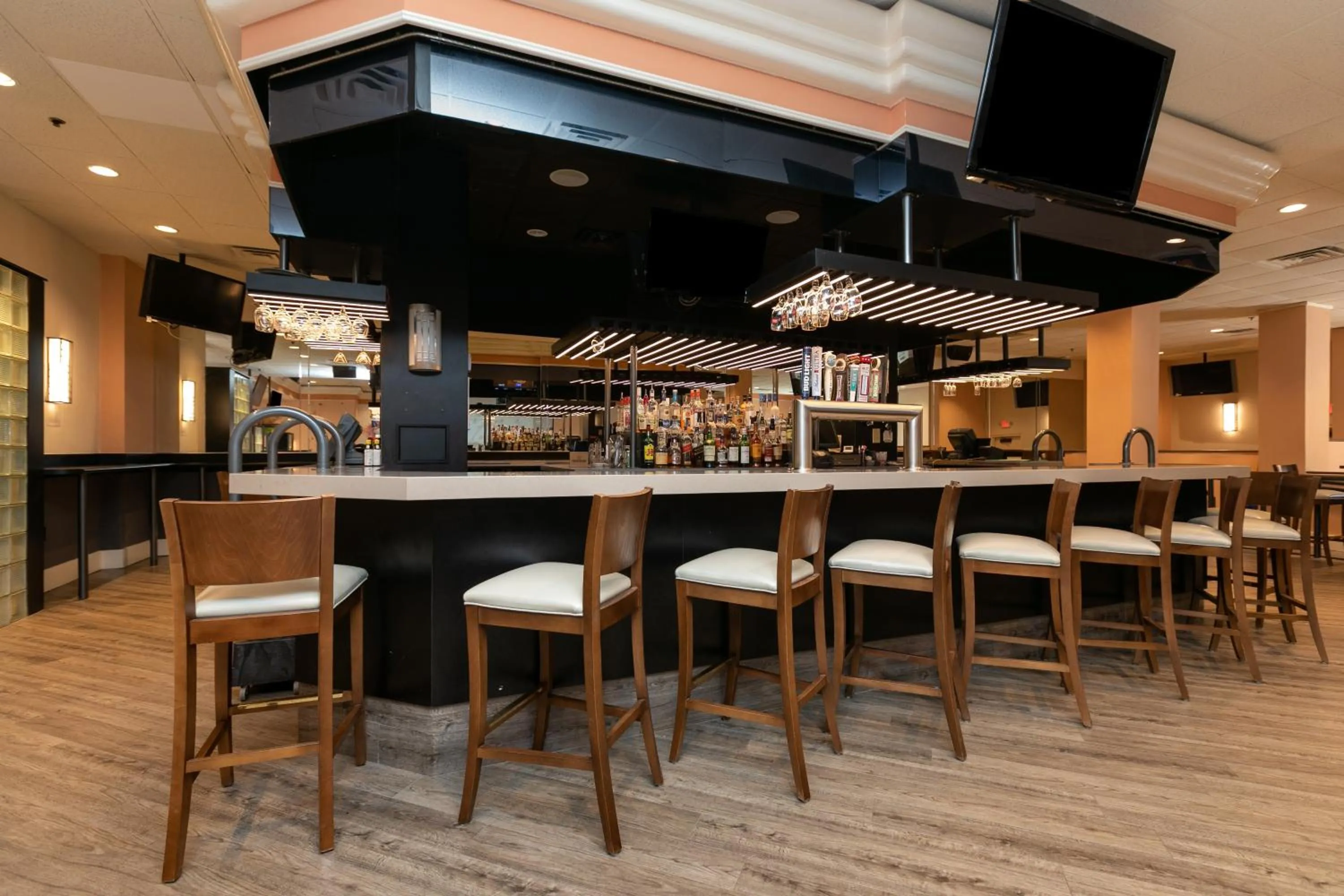 Lounge or bar in Holiday Inn - Executive Center-Columbia Mall, an IHG Hotel