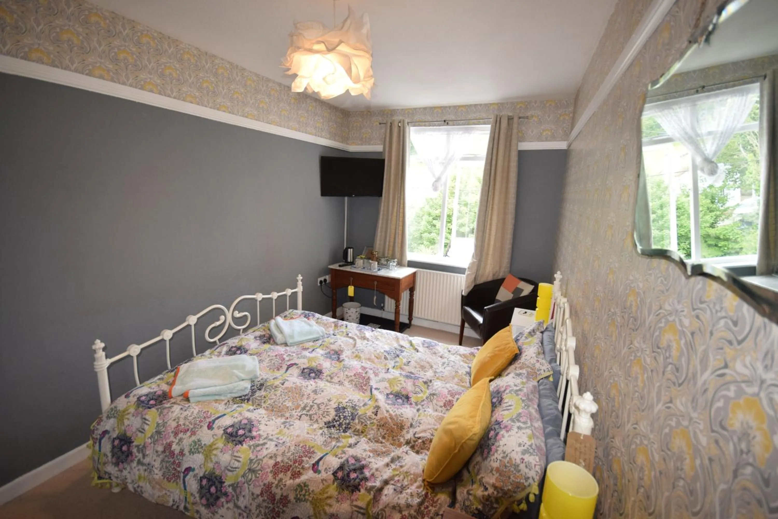 Photo of the whole room, Bed in Newberry Beach lodge