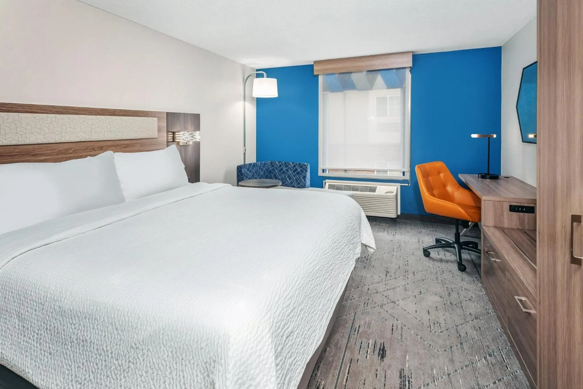 Photo of the whole room, Bed in Holiday Inn Express Hotel & Suites Bloomington-Normal University Area by IHG