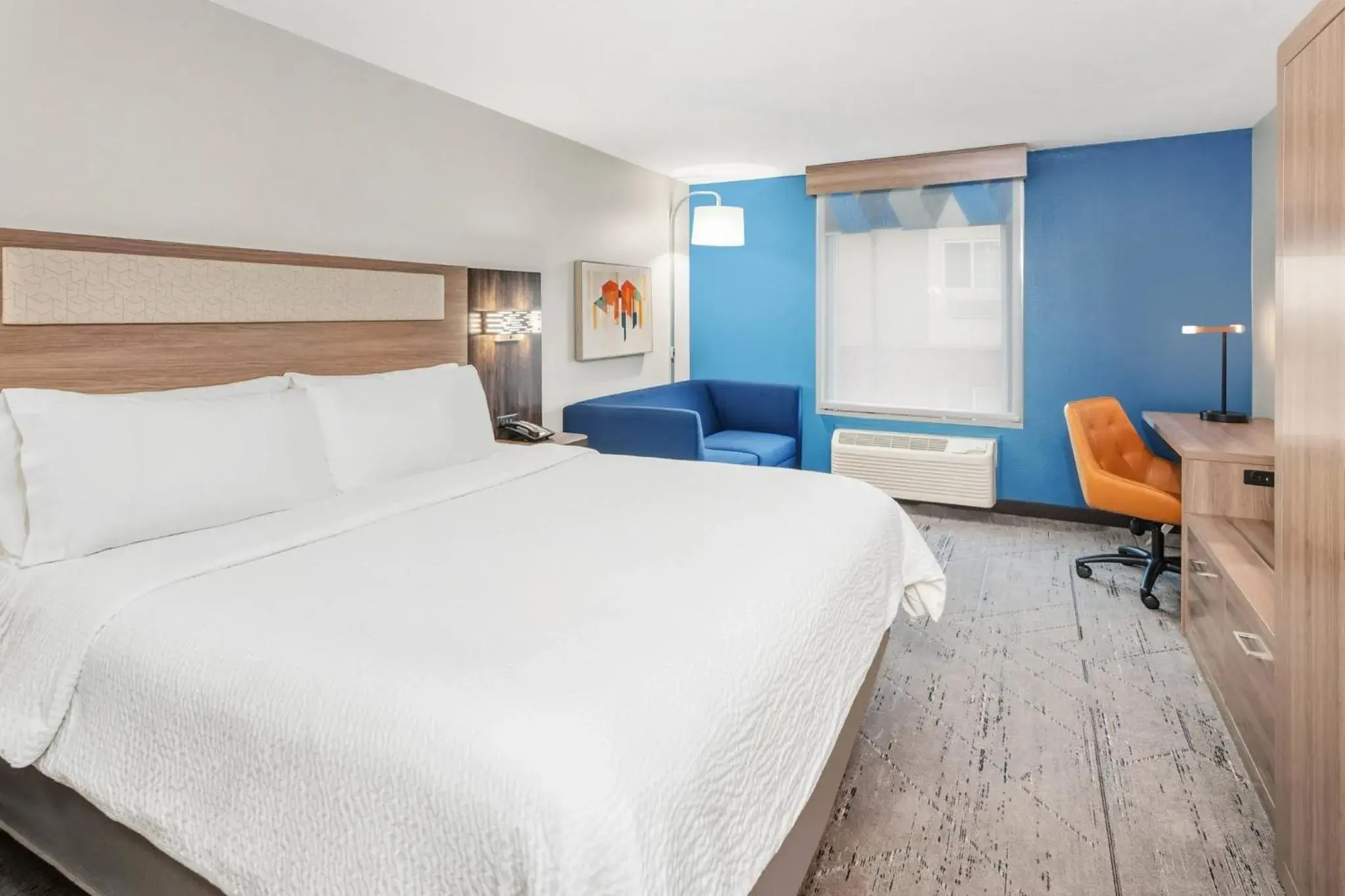 Standard King Room with Sofa Bed in Holiday Inn Express Hotel & Suites Bloomington-Normal University Area by IHG Standard King Room with Sofa Bed in Holiday Inn Express Hotel & Suites Bloomington-Normal University Area by IHG