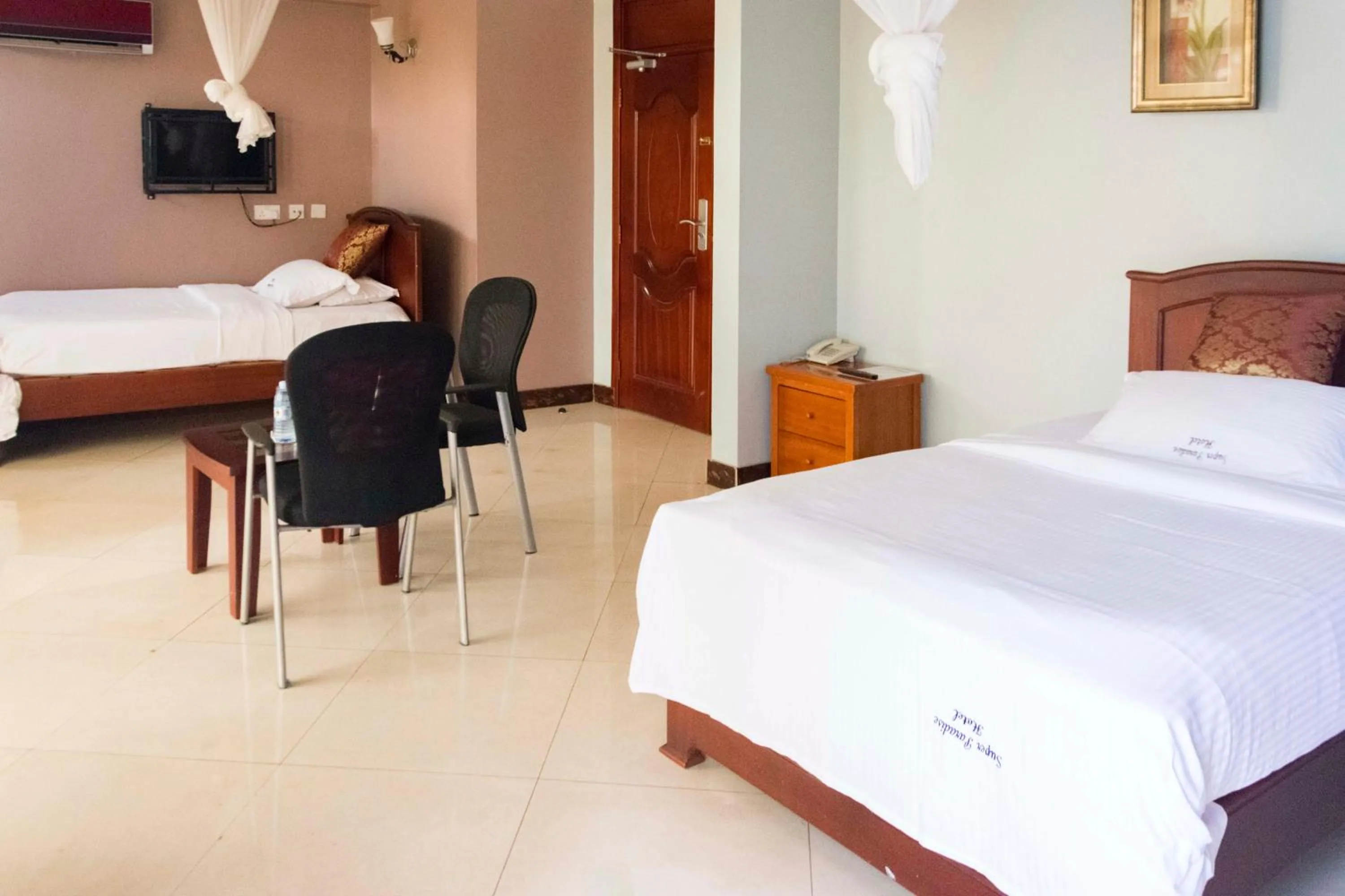 Photo of the whole room in Super Paradise Hotel