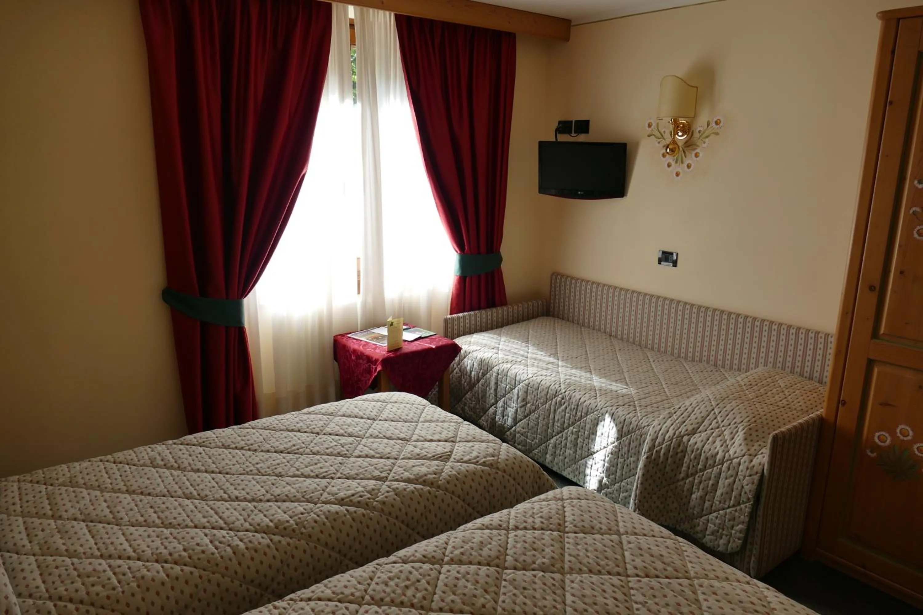 Day, Bed in Hotel Garnì La Montanara