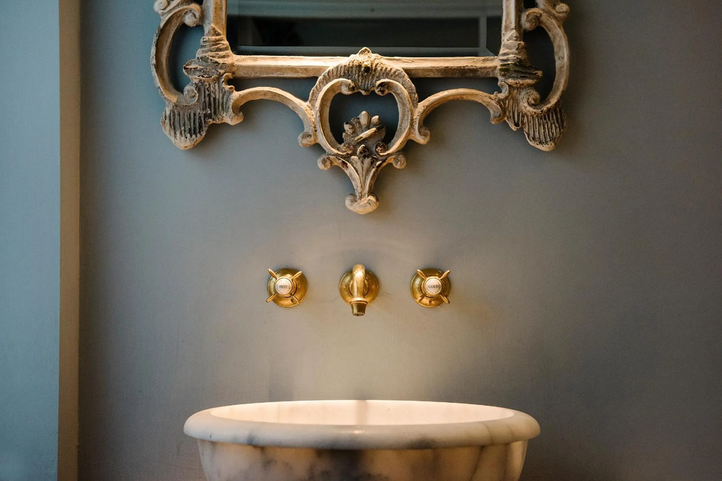 Bathroom in Le Petit Chateau & William de Percy