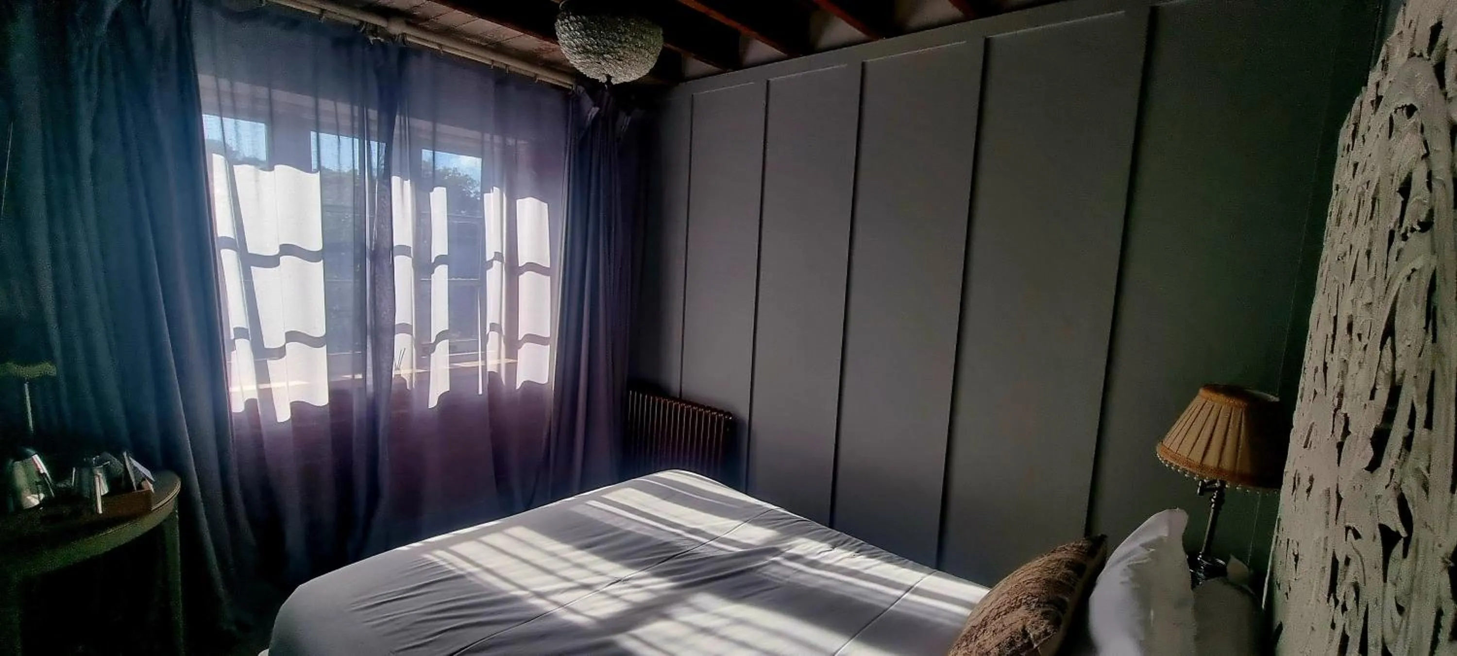 Bed in Le Petit Chateau & William de Percy