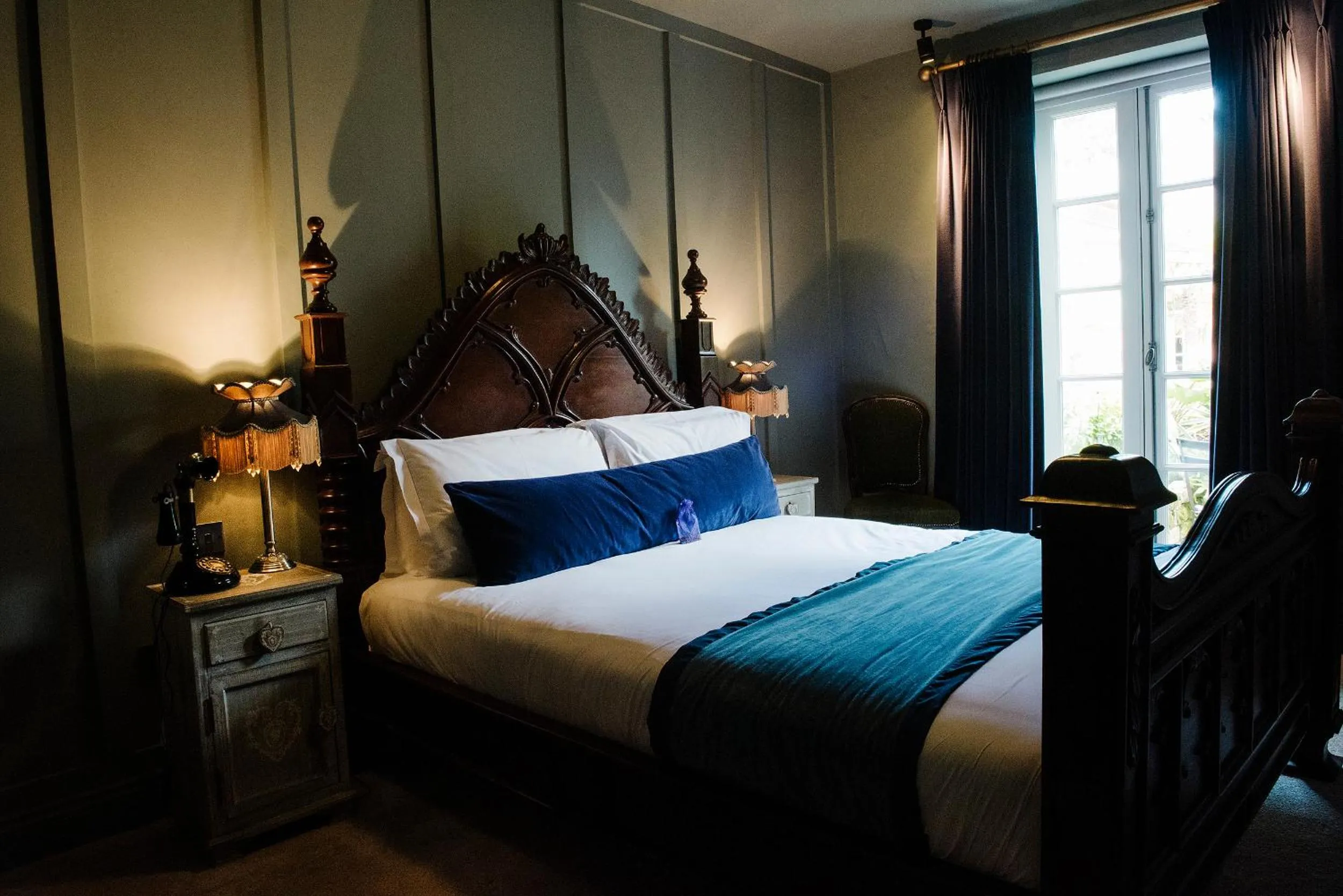 Patio, Bed in Le Petit Chateau & William de Percy