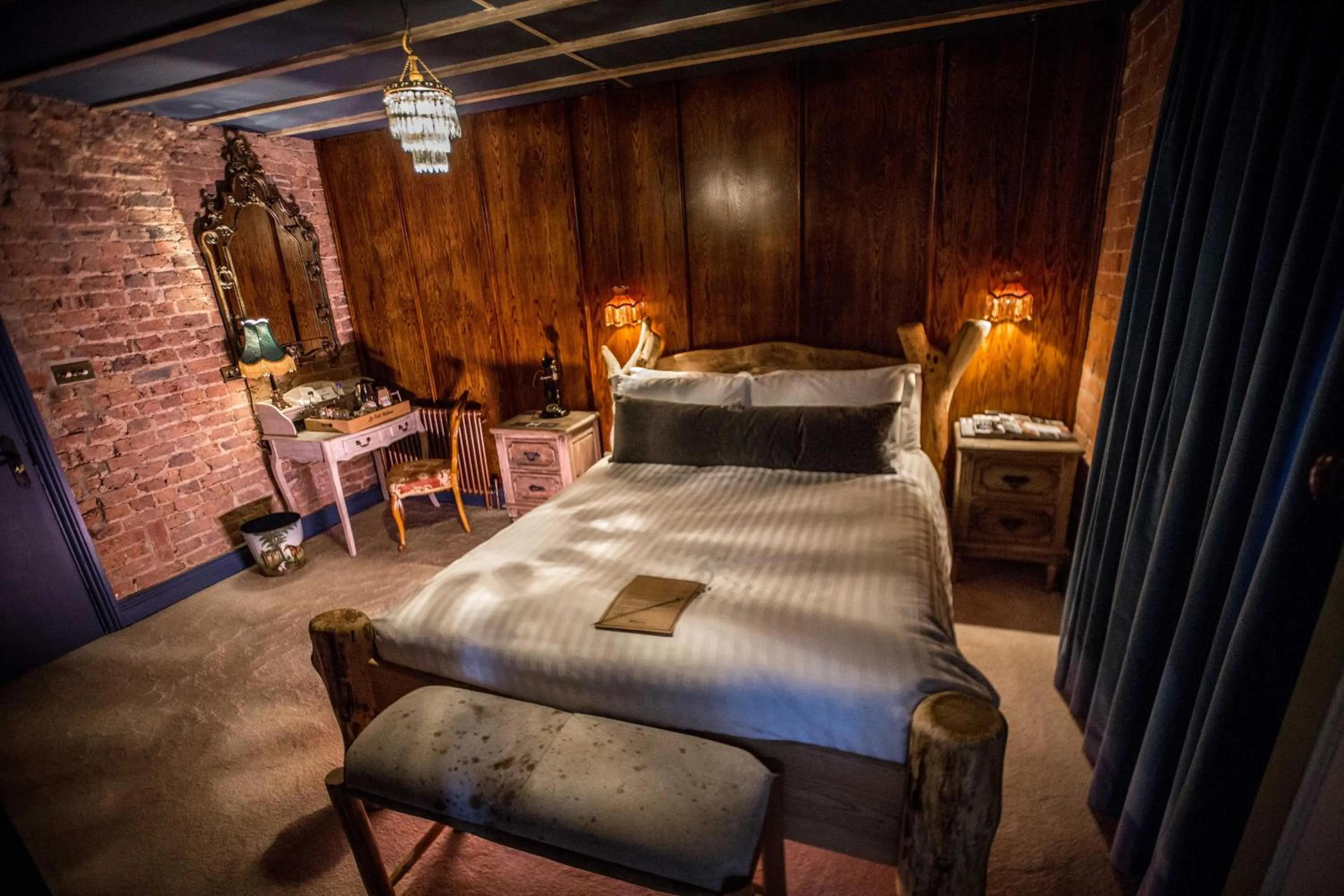 Bed in Le Petit Chateau & William de Percy