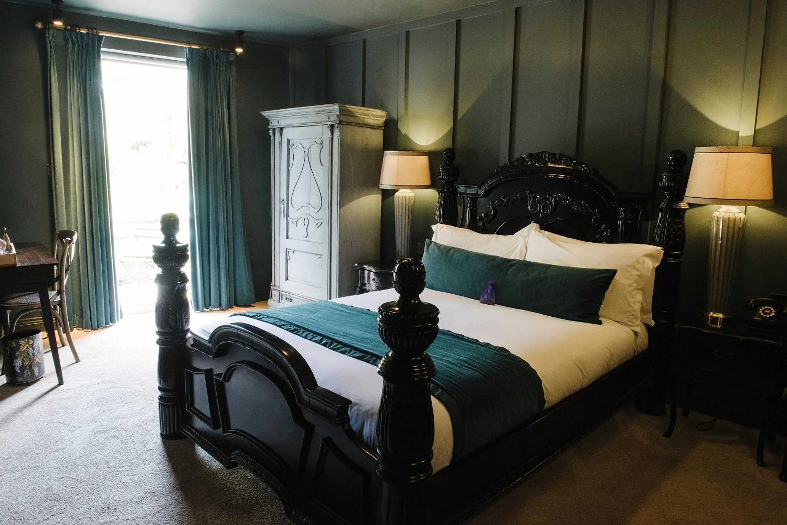 Bed in Le Petit Chateau & William de Percy