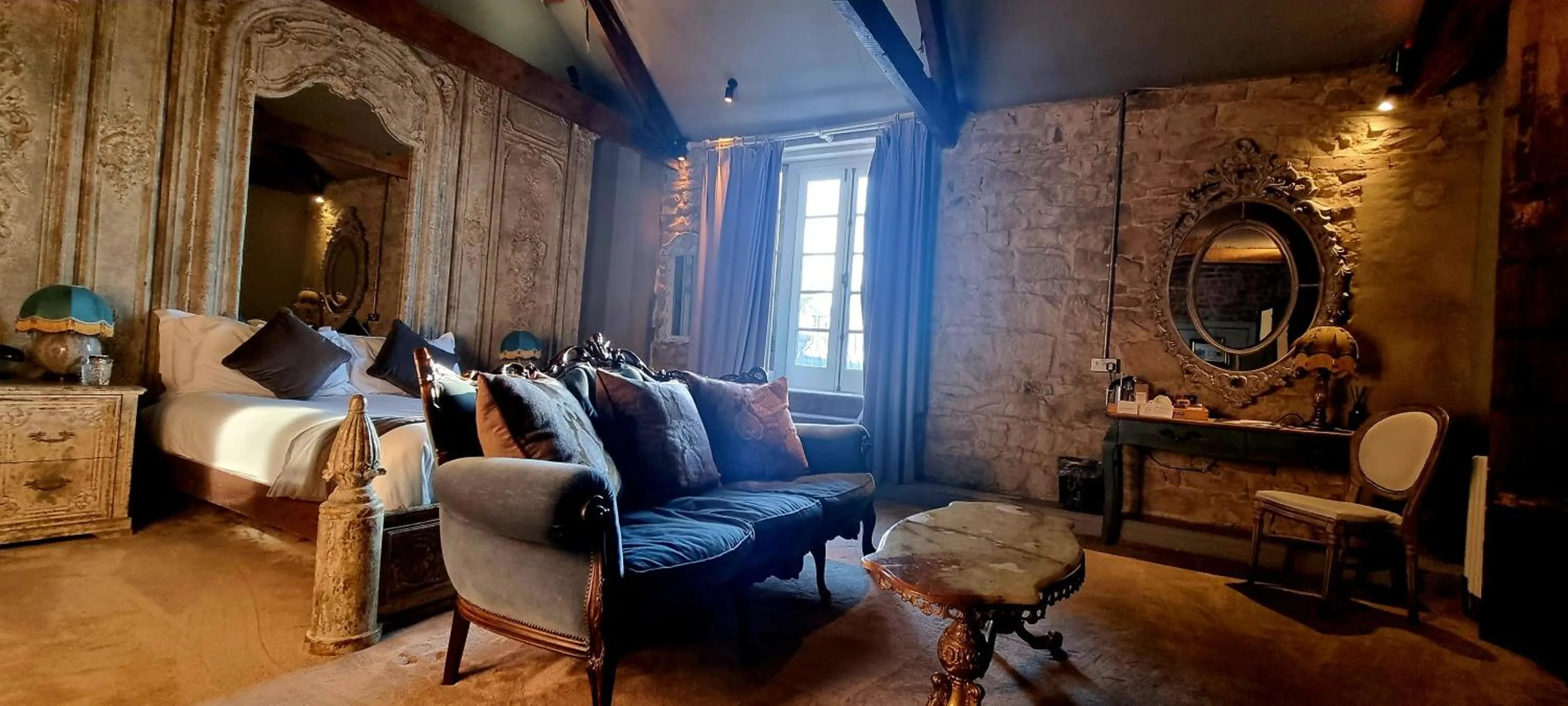 Bed in Le Petit Chateau & William de Percy