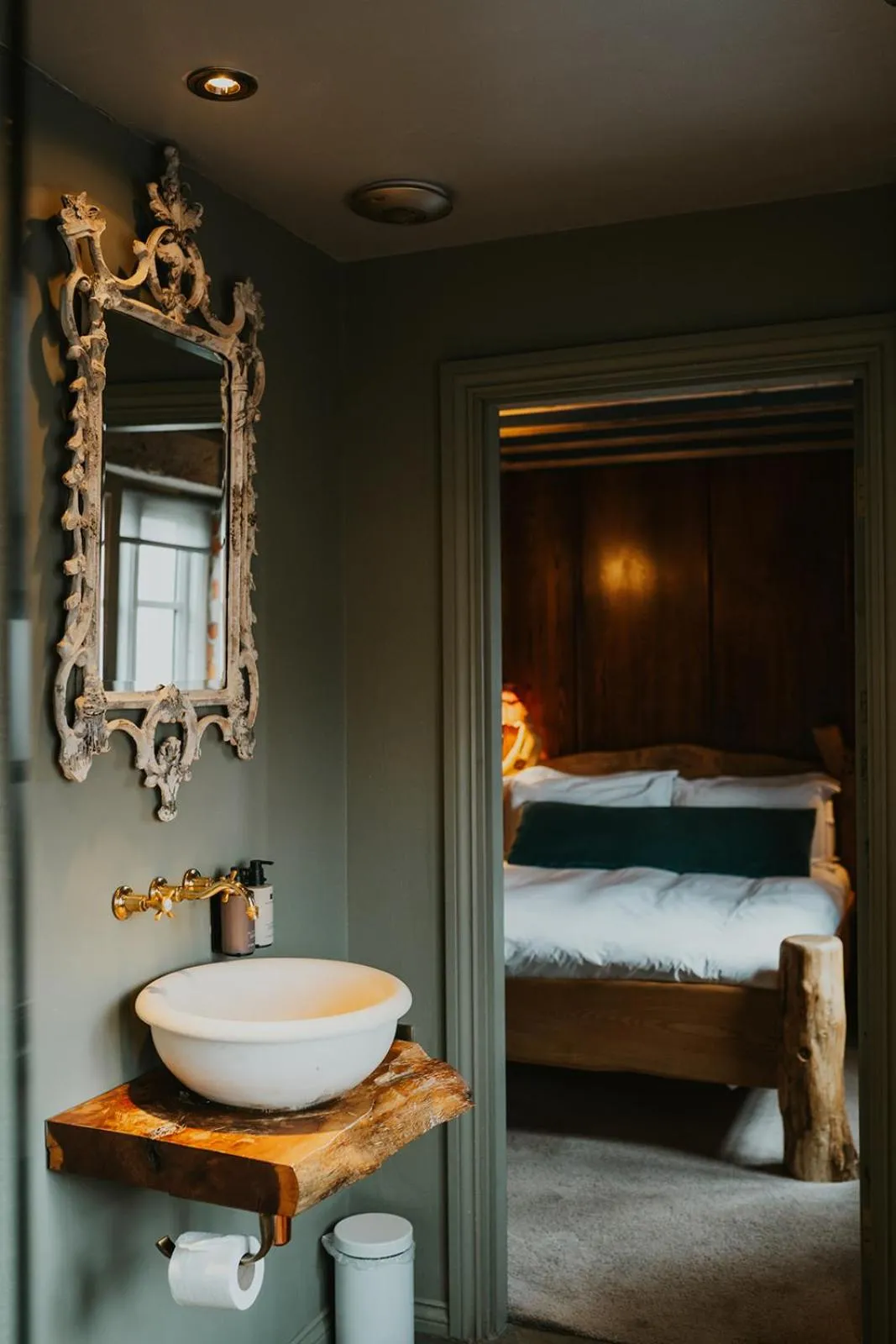 Bed in Le Petit Chateau & William de Percy