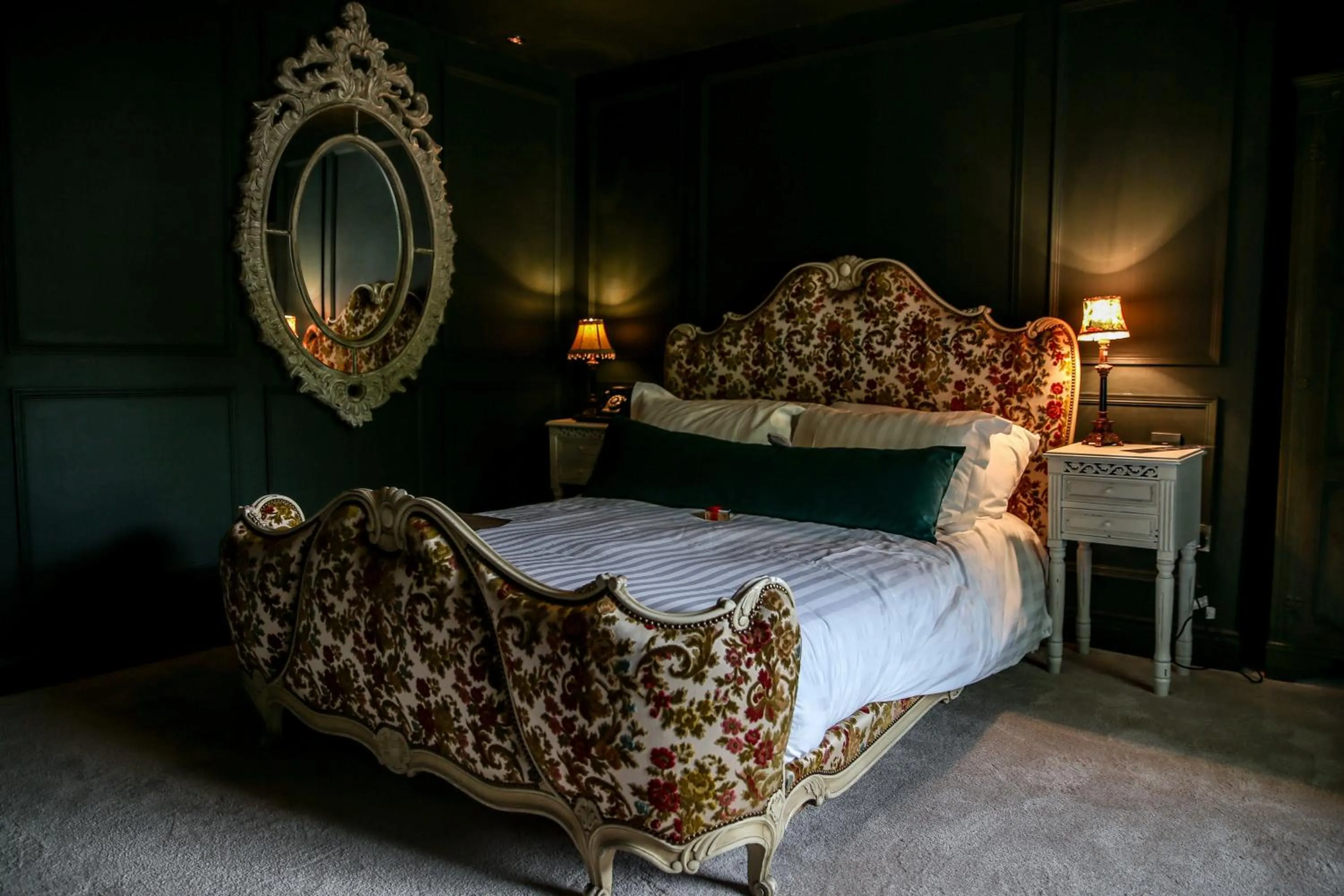 Bed in Le Petit Chateau & William de Percy
