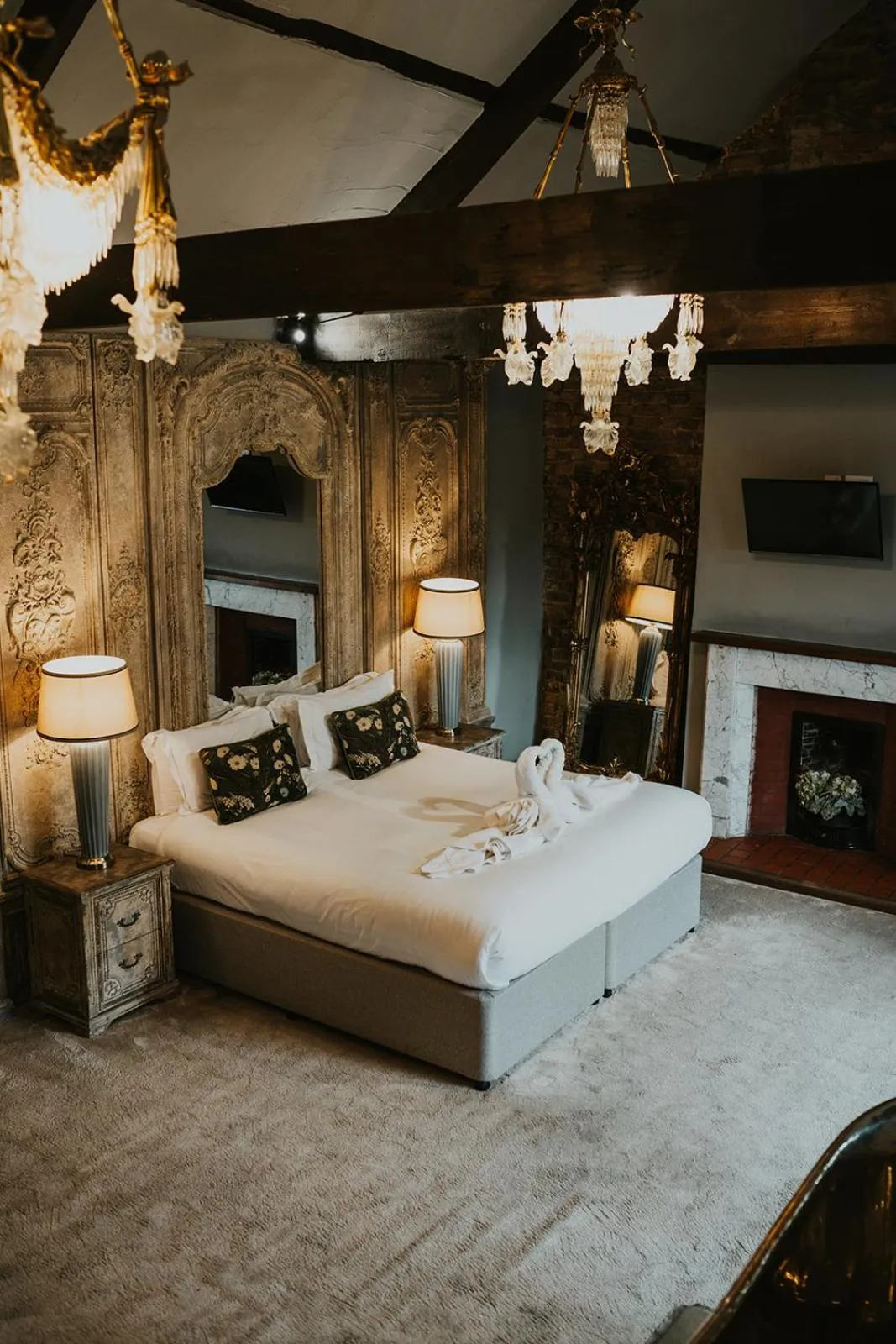 Bed in Le Petit Chateau & William de Percy