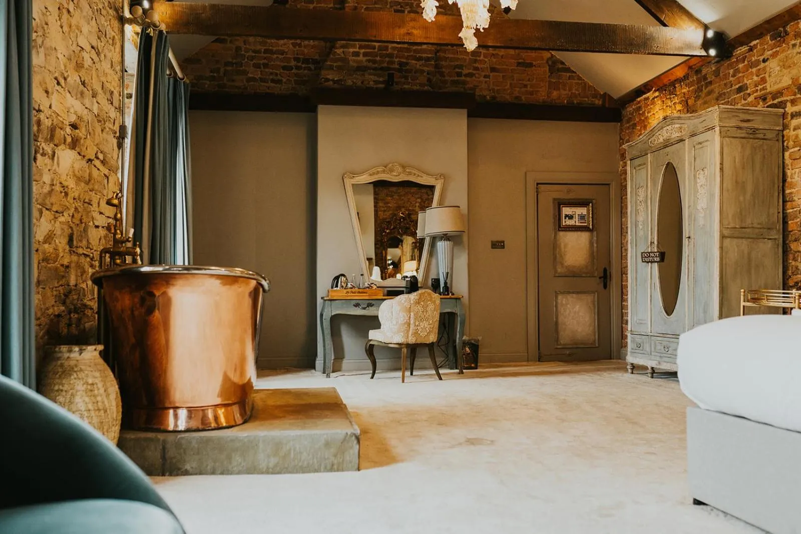 Bed in Le Petit Chateau & William de Percy