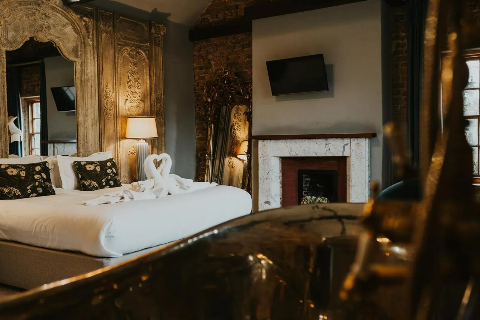 Bed in Le Petit Chateau & William de Percy