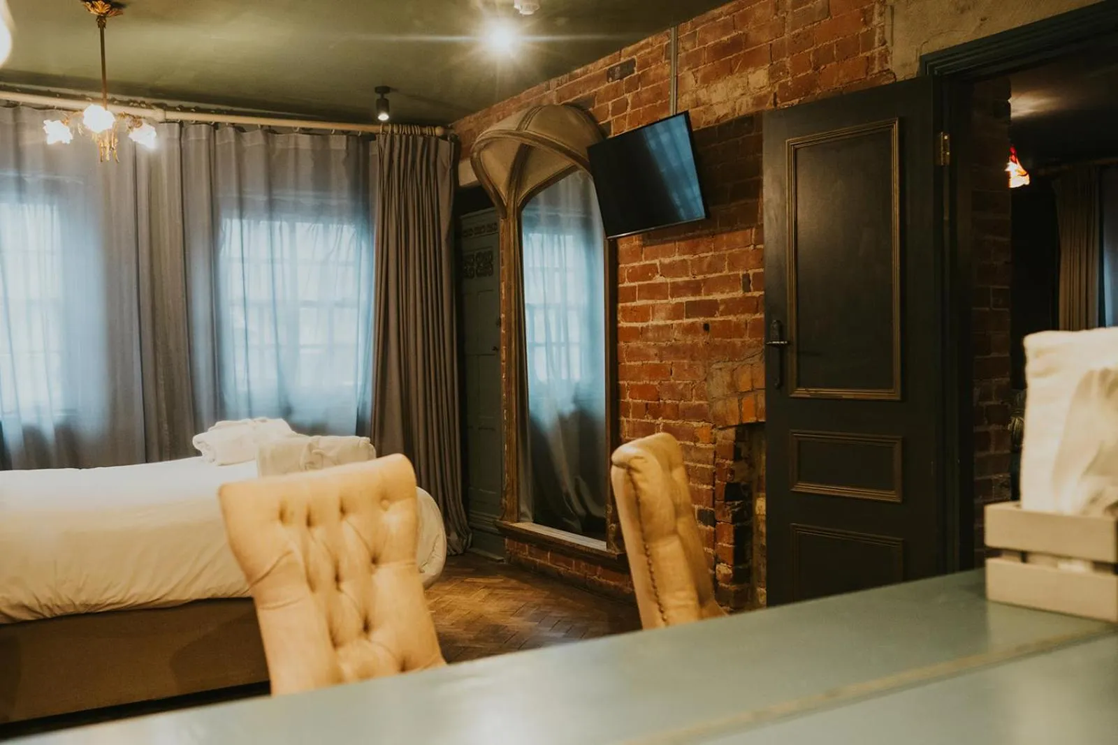 Bed in Le Petit Chateau & William de Percy