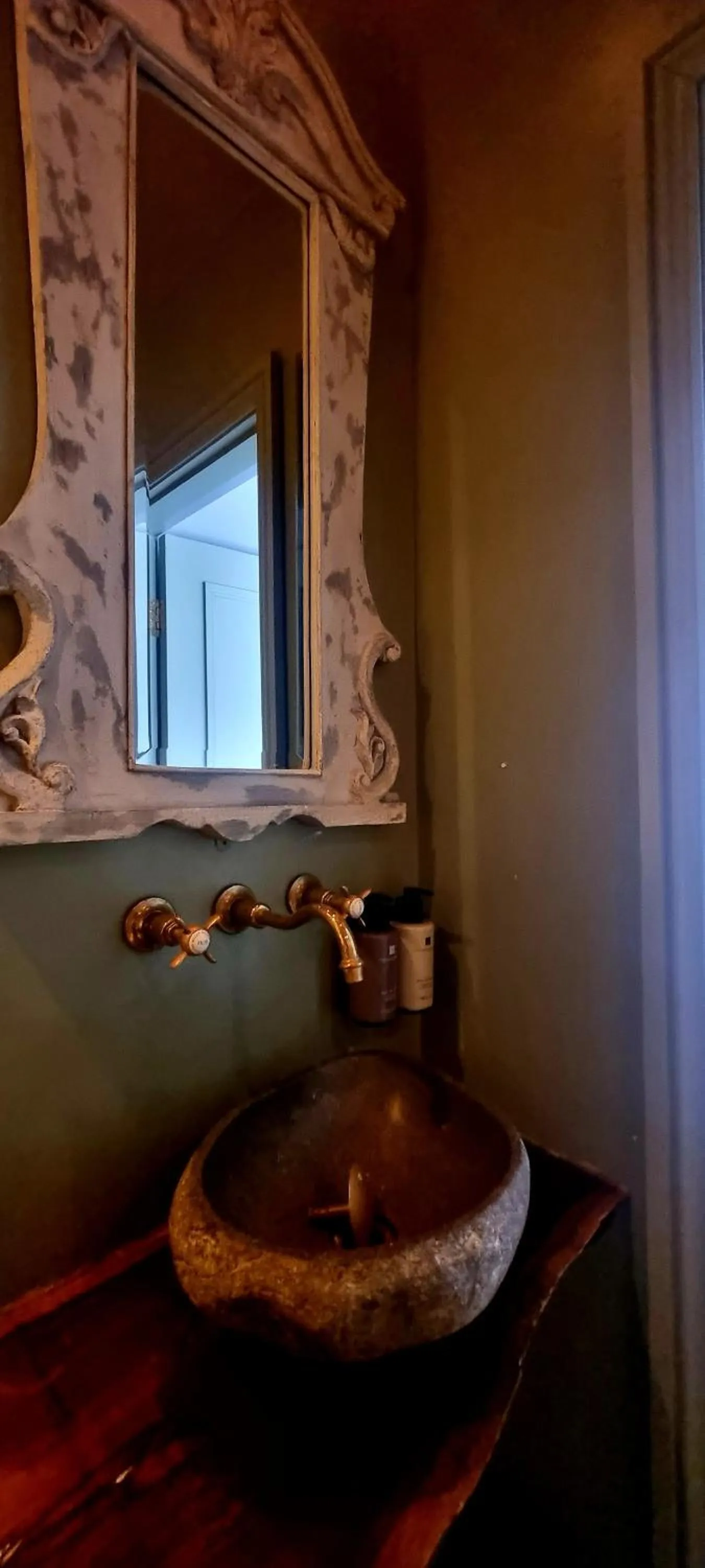 Bathroom in Le Petit Chateau & William de Percy