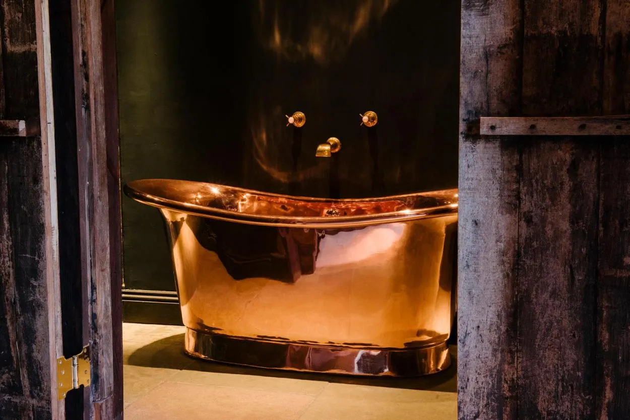 Bathroom in Le Petit Chateau & William de Percy