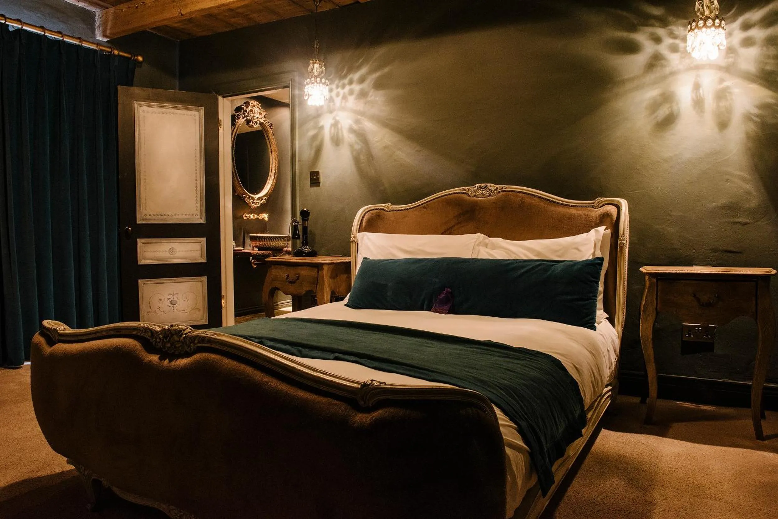 Bed in Le Petit Chateau & William de Percy