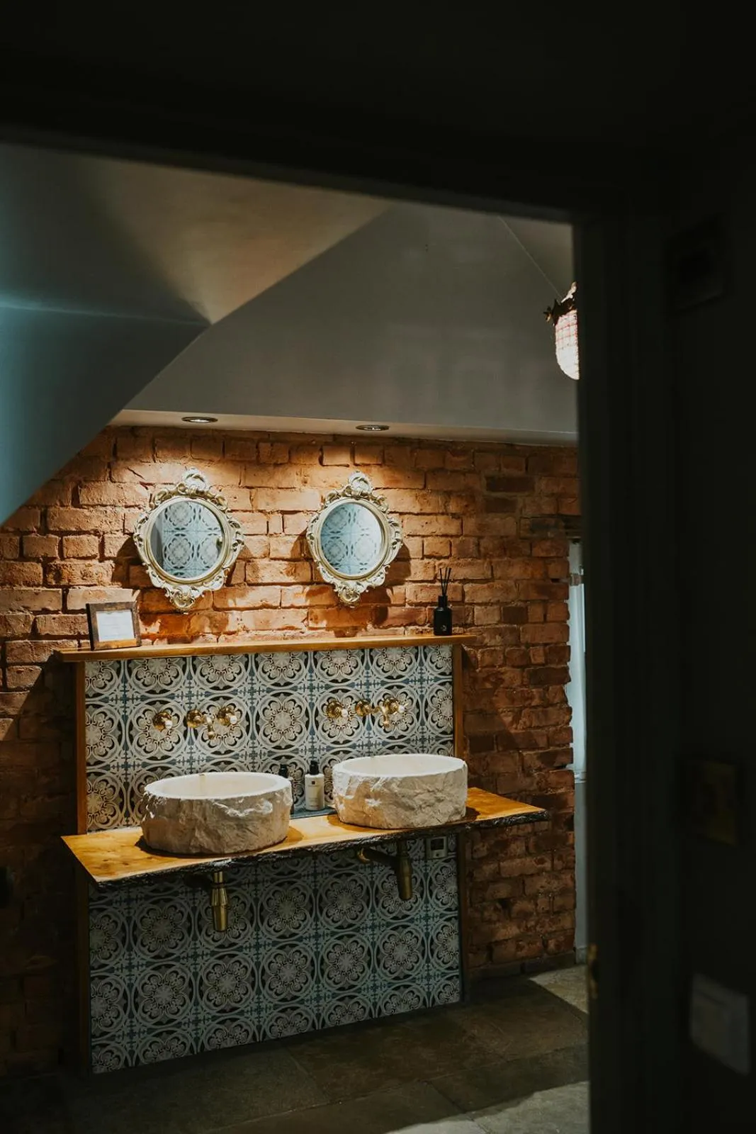 Bathroom in Le Petit Chateau & William de Percy