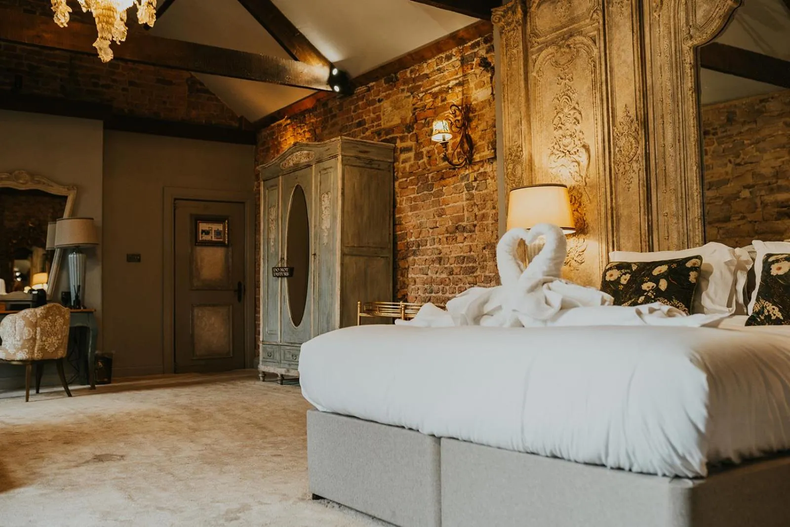 Bed in Le Petit Chateau & William de Percy