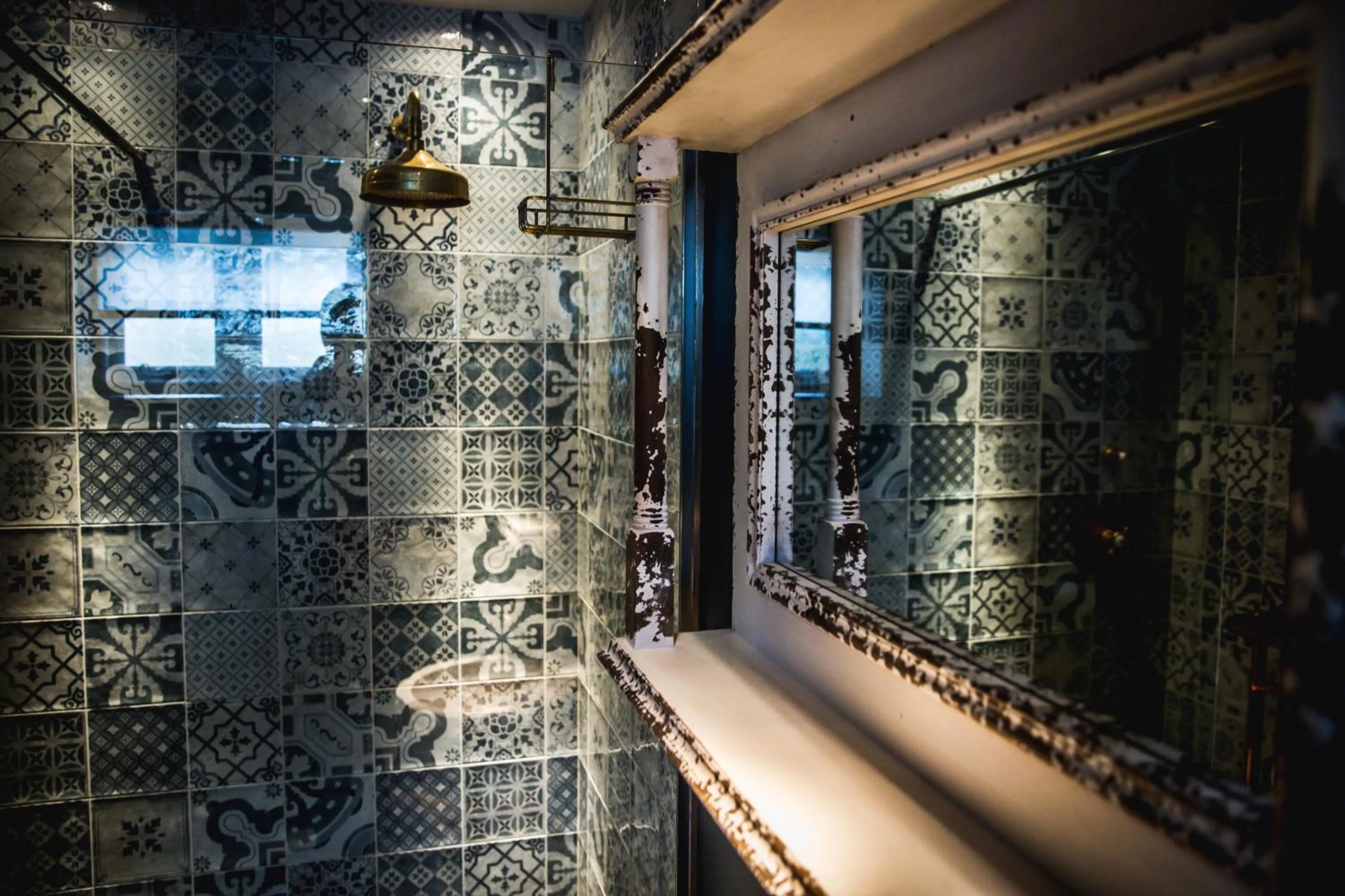 Bathroom in Le Petit Chateau & William de Percy