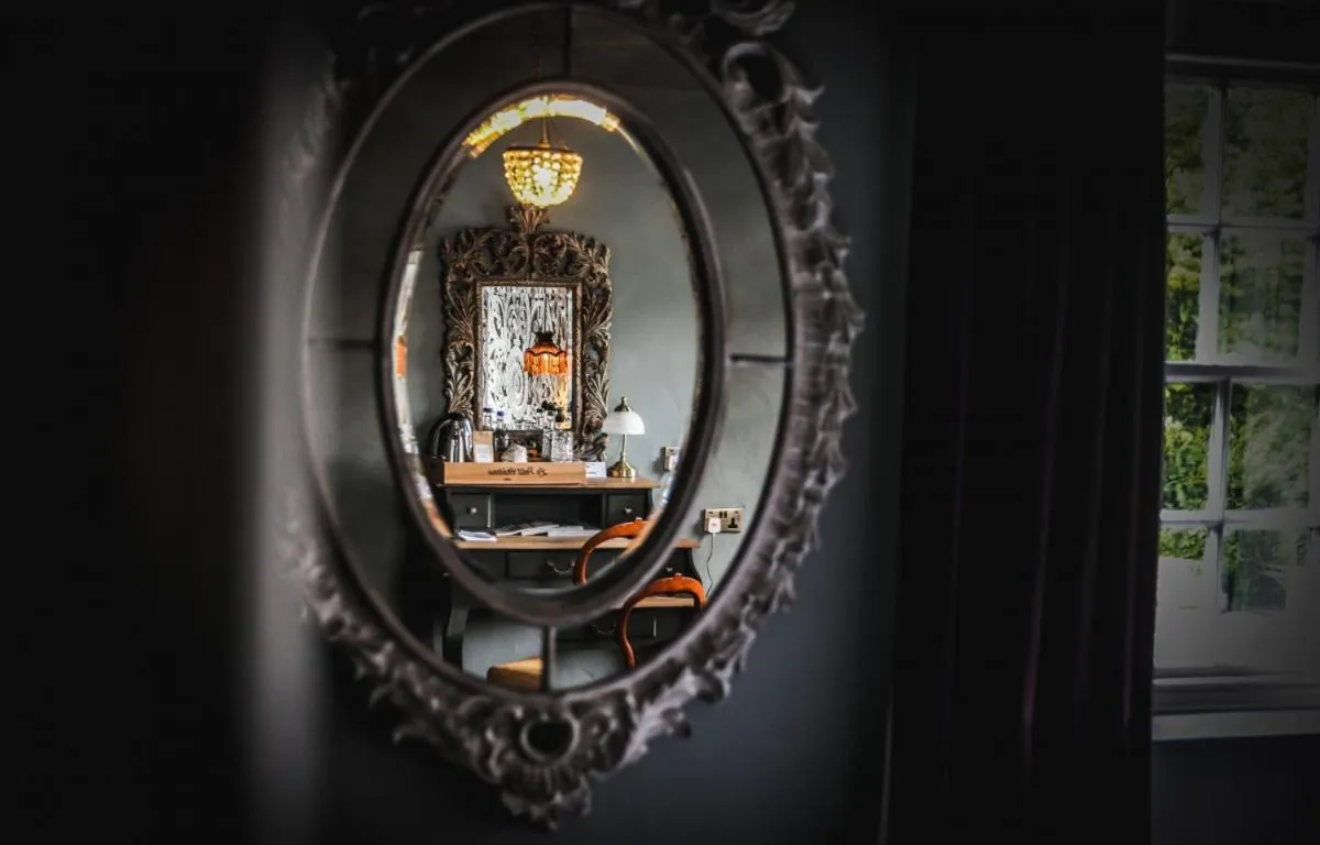 Decorative detail in Le Petit Chateau & William de Percy