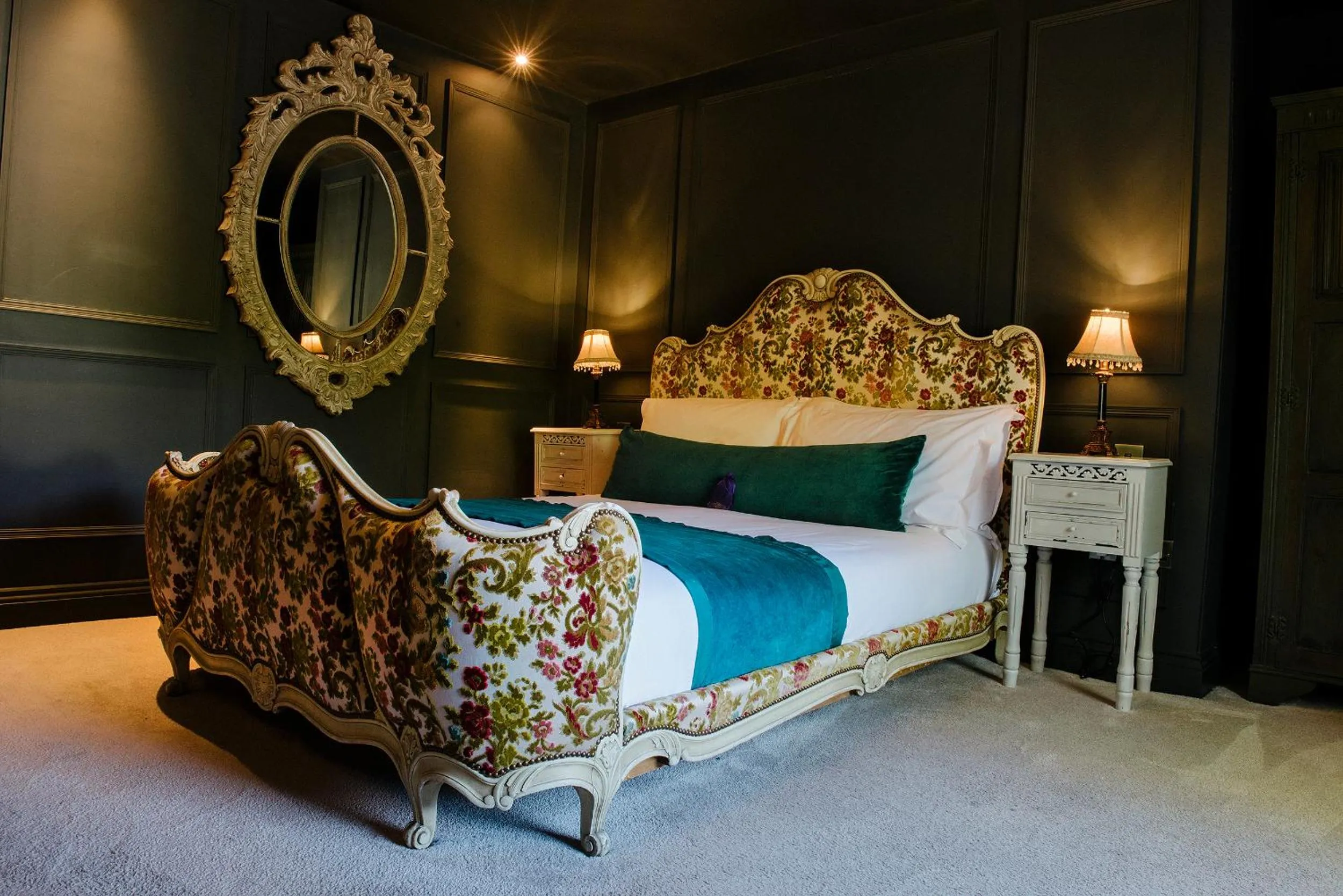 Bed in Le Petit Chateau & William de Percy