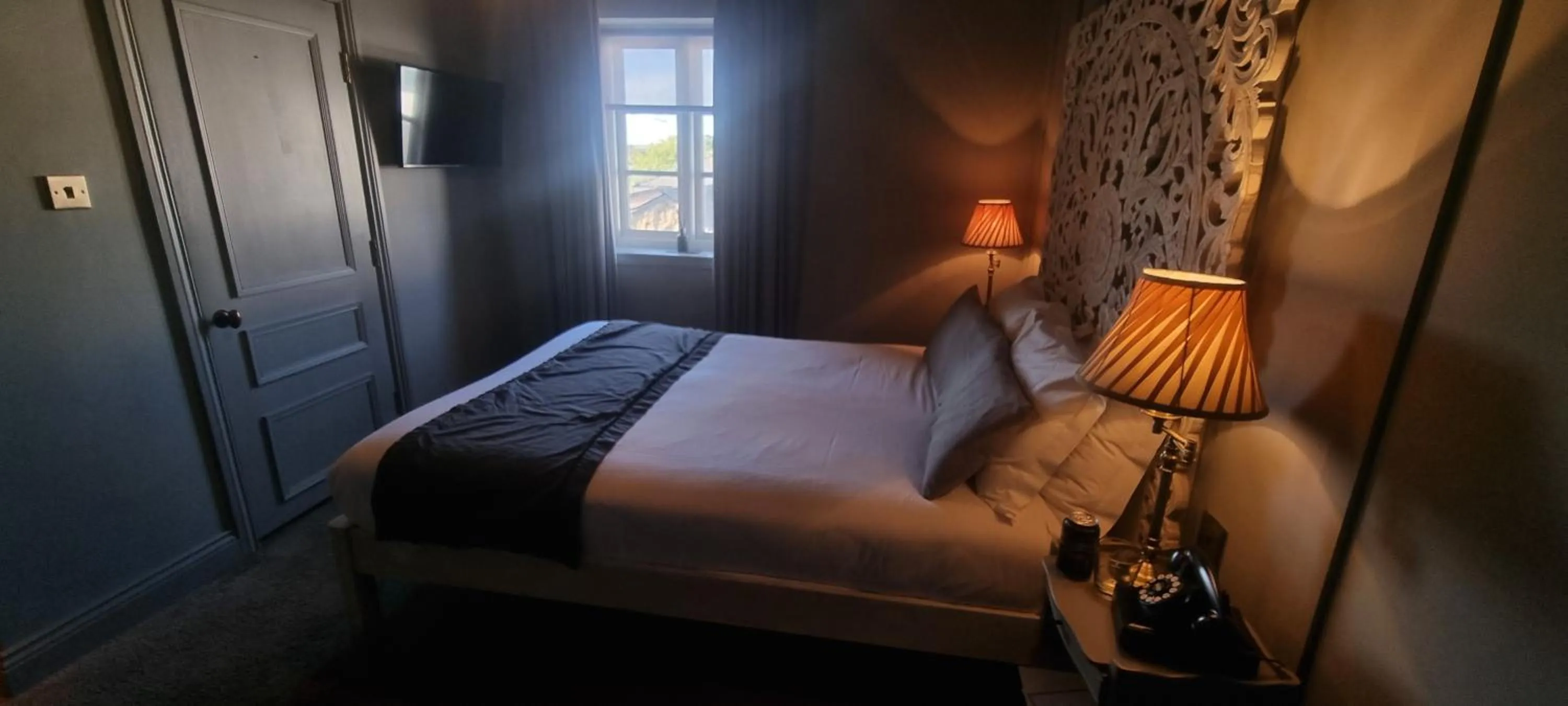 Bed in Le Petit Chateau & William de Percy