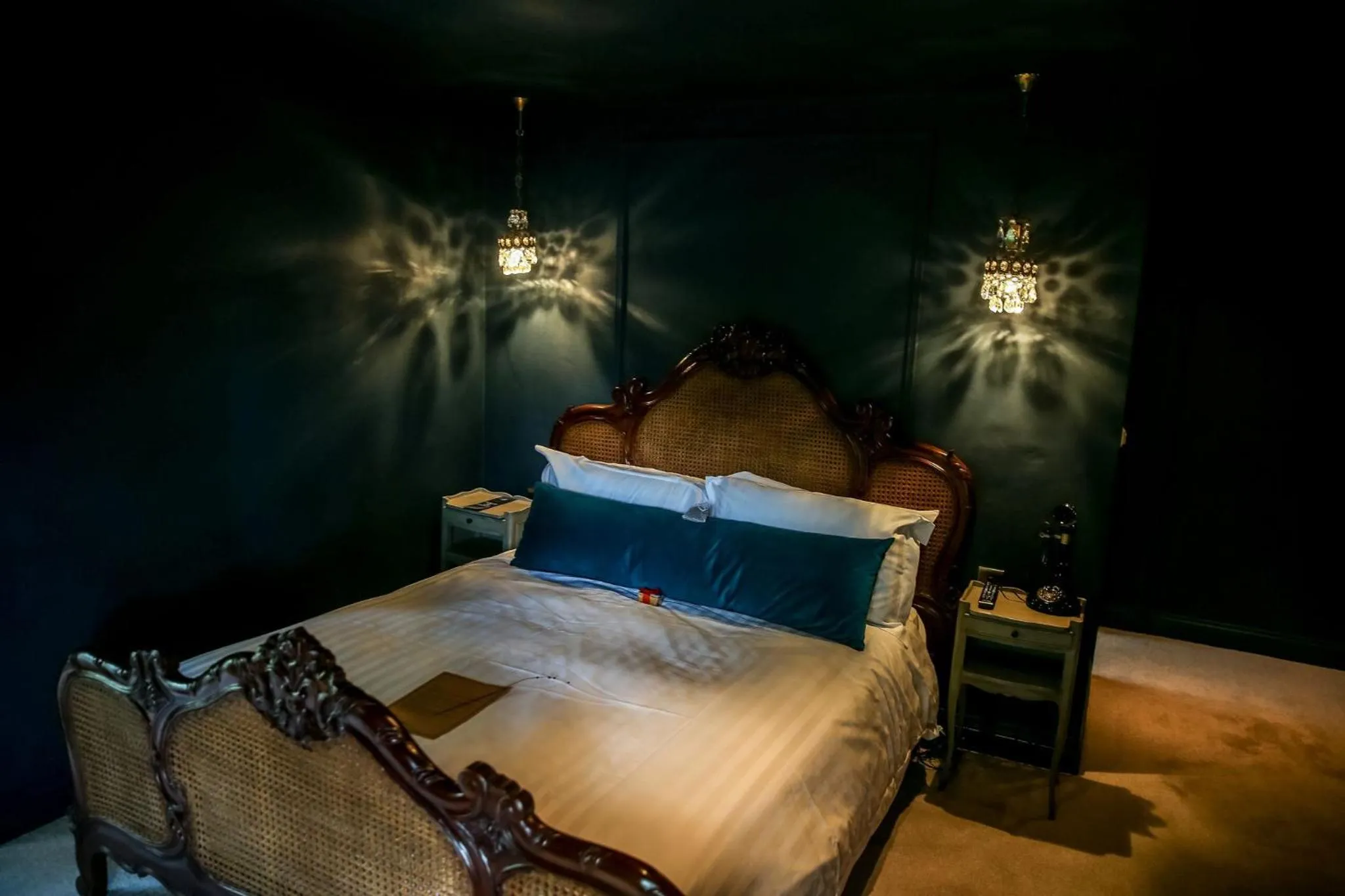 Bed in Le Petit Chateau & William de Percy