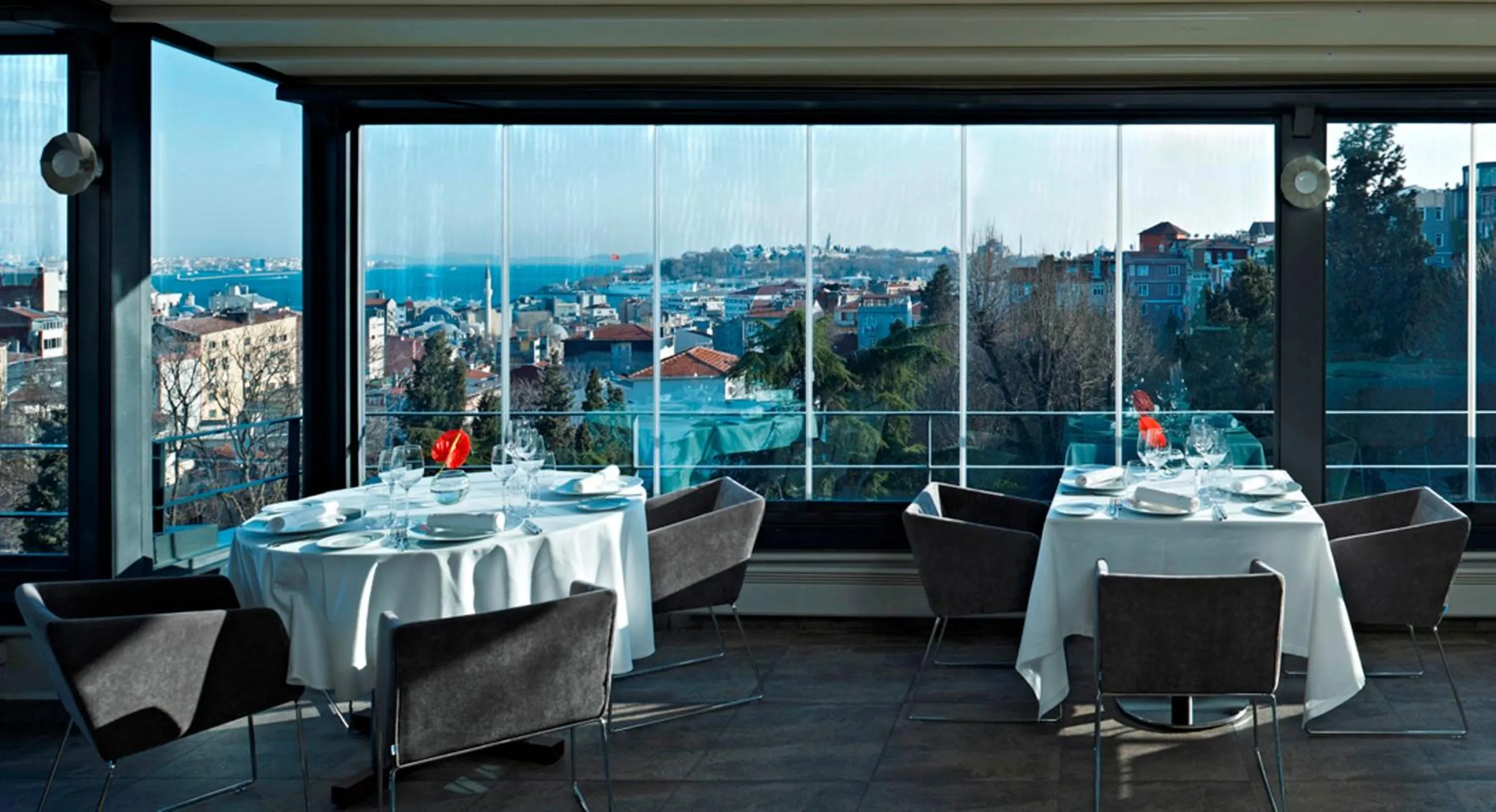 Restaurant/places to eat in Tomtom Suites