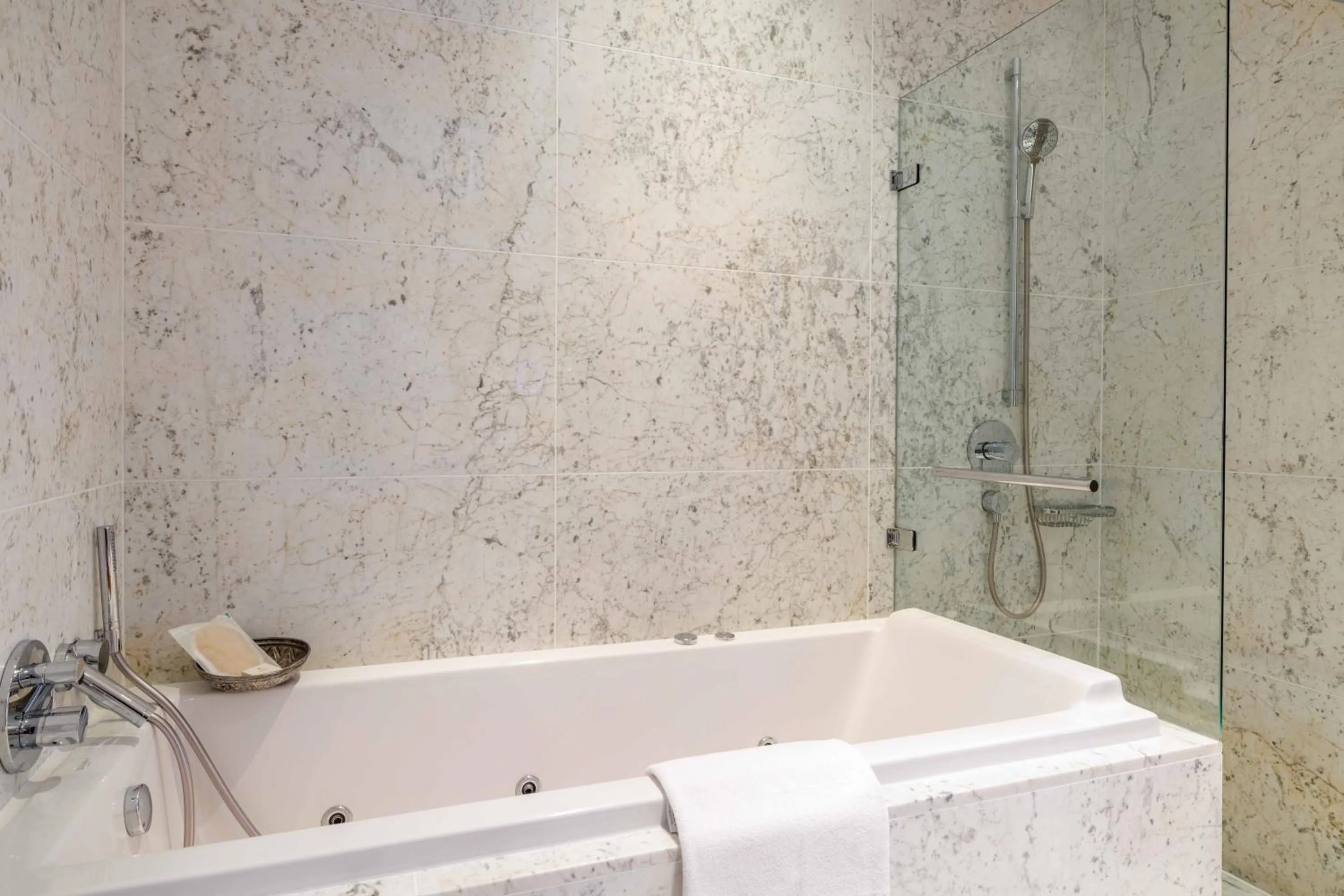 Hot Tub in Tomtom Suites