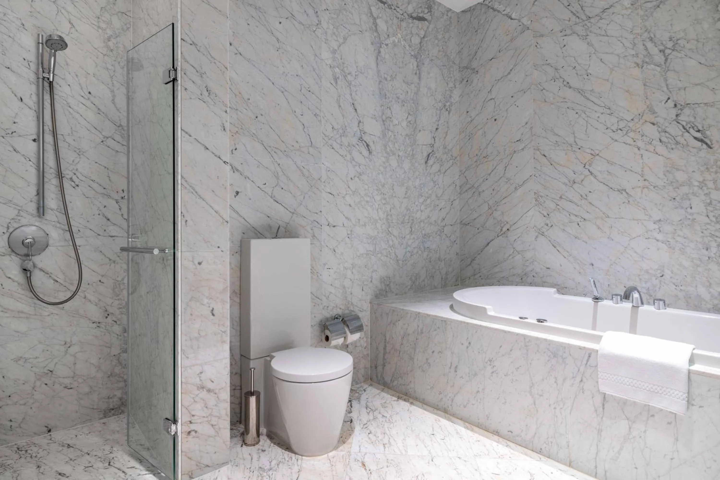 Toilet in Tomtom Suites