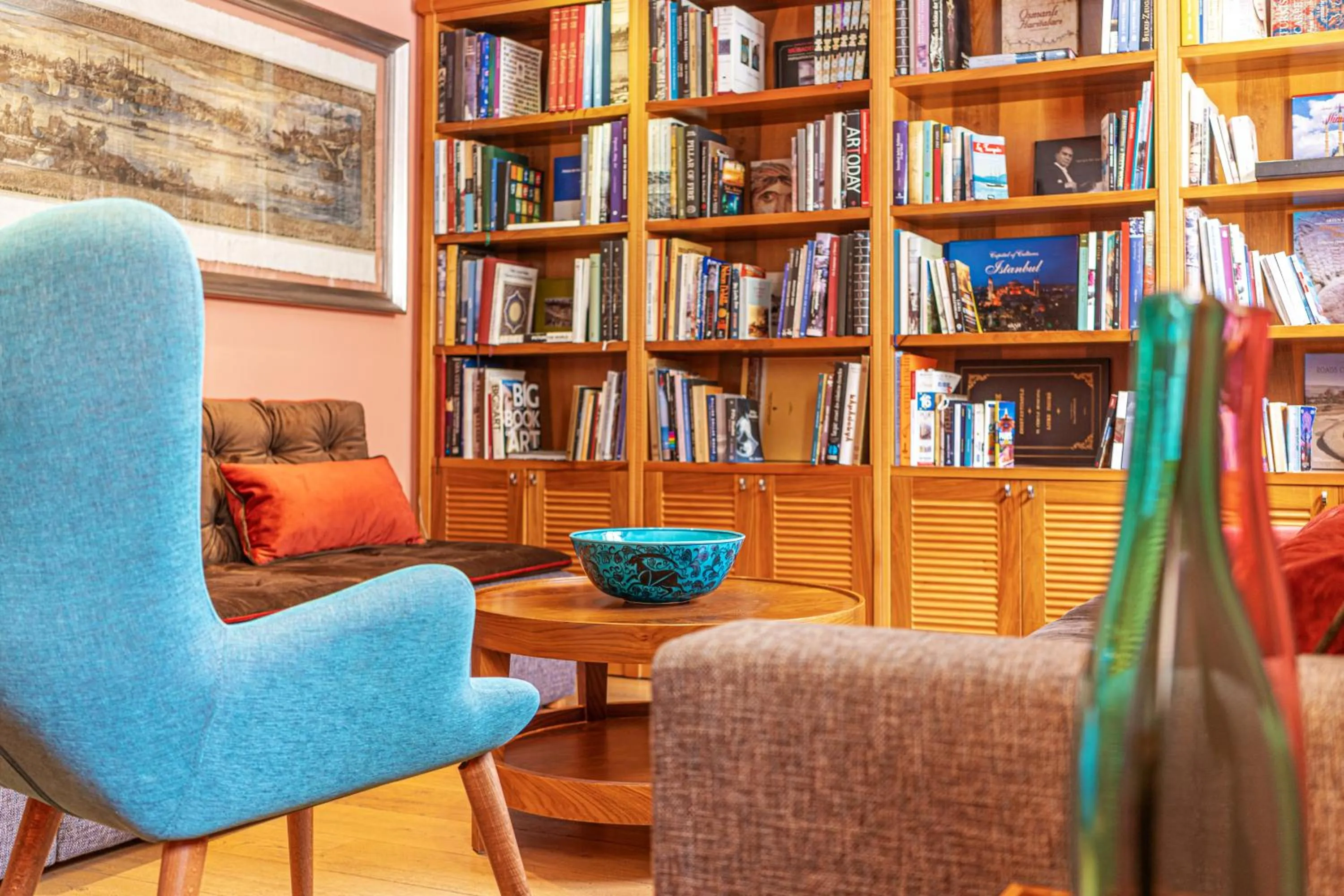 Communal lounge/ TV room in Tomtom Suites